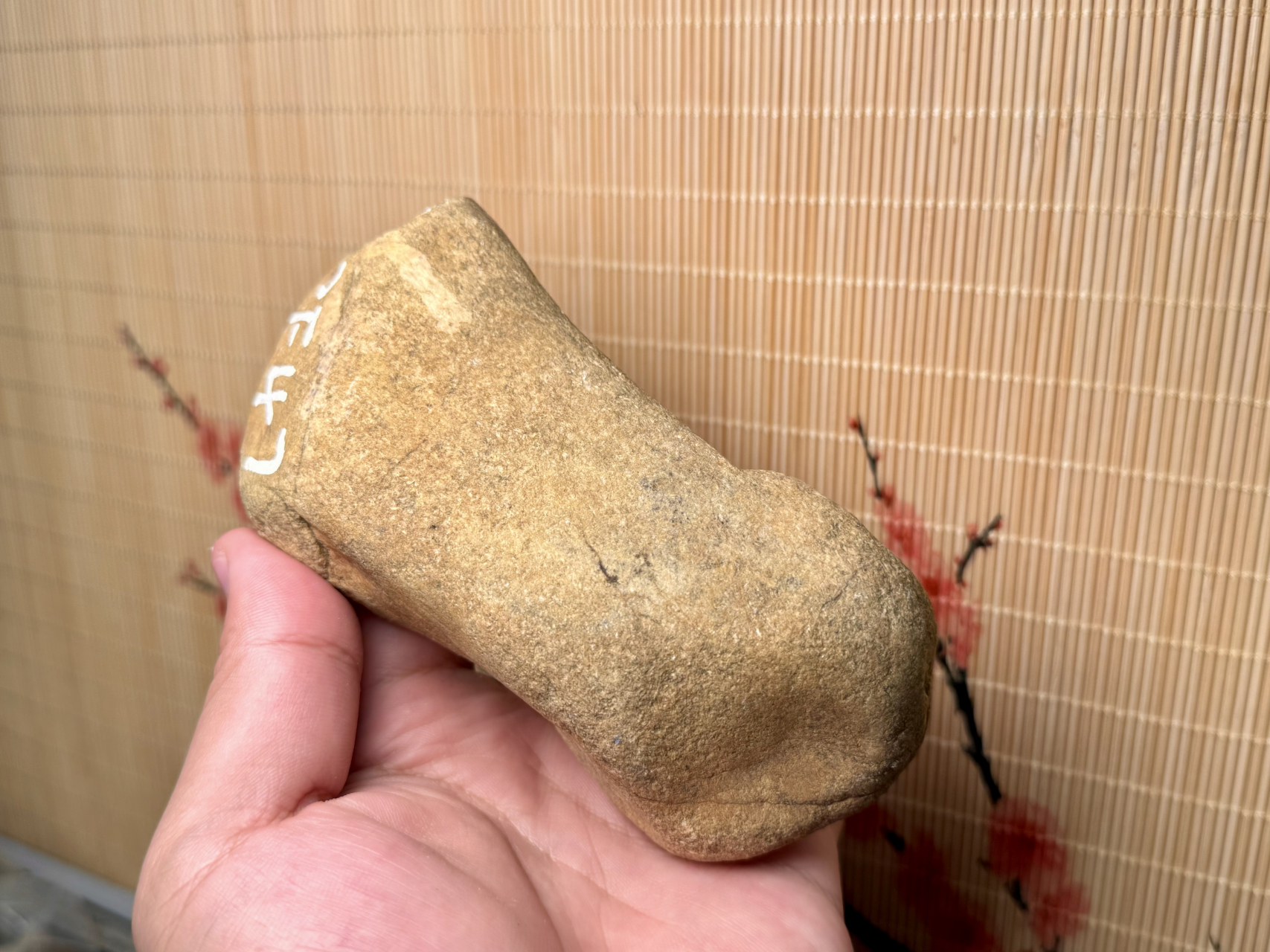 今天给大家带来一块大马坎脱沙半山半水石,这块石头的品质非常高.