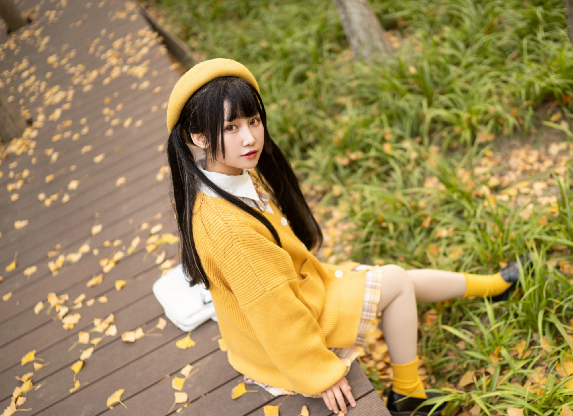 黄色毛衣搭jk制服的双马尾少女,飘落的枫叶,都是她思念你的记号