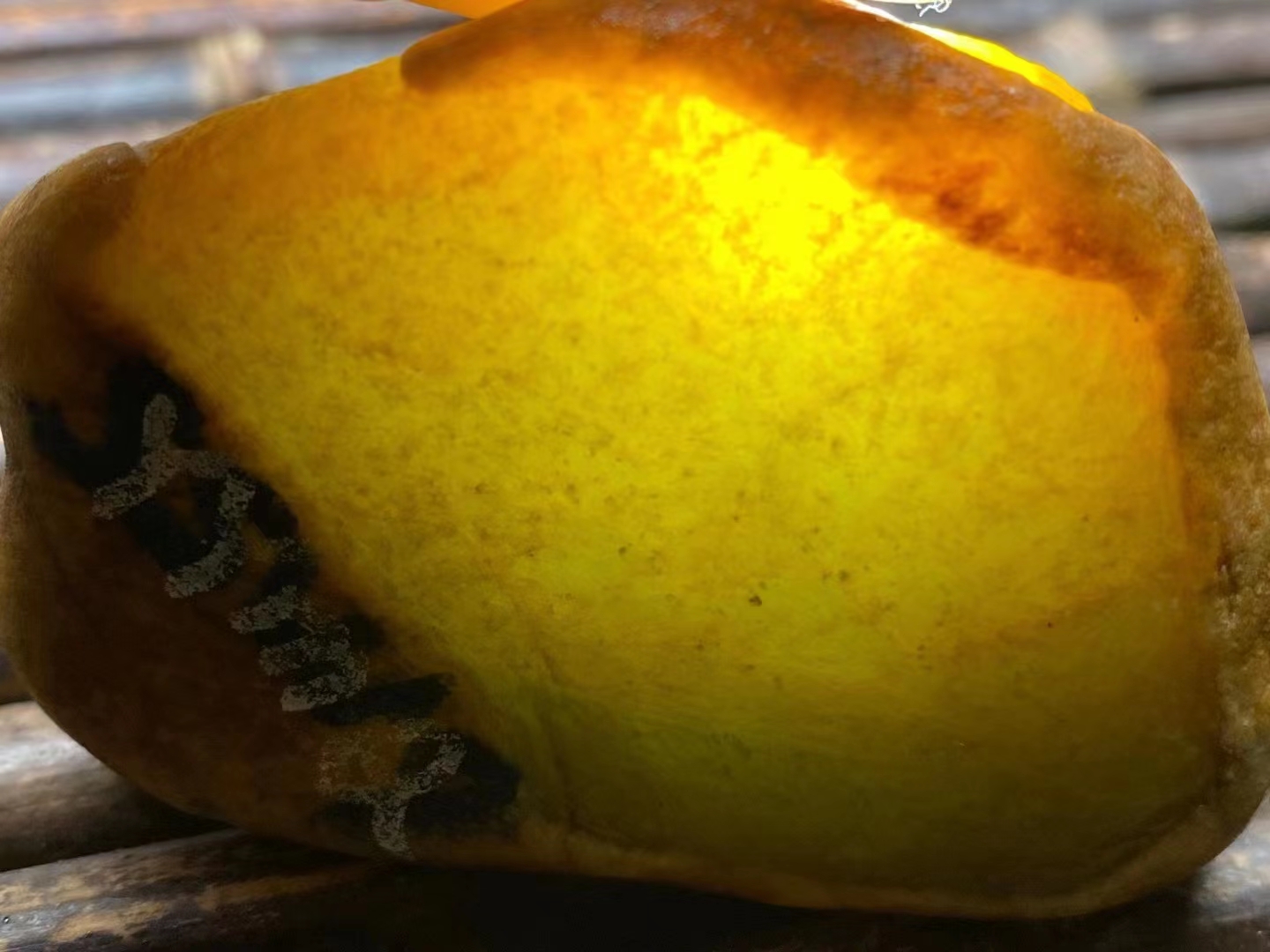 大马坎黄翡,重175克,大面积擦窗,完整无裂,油性足