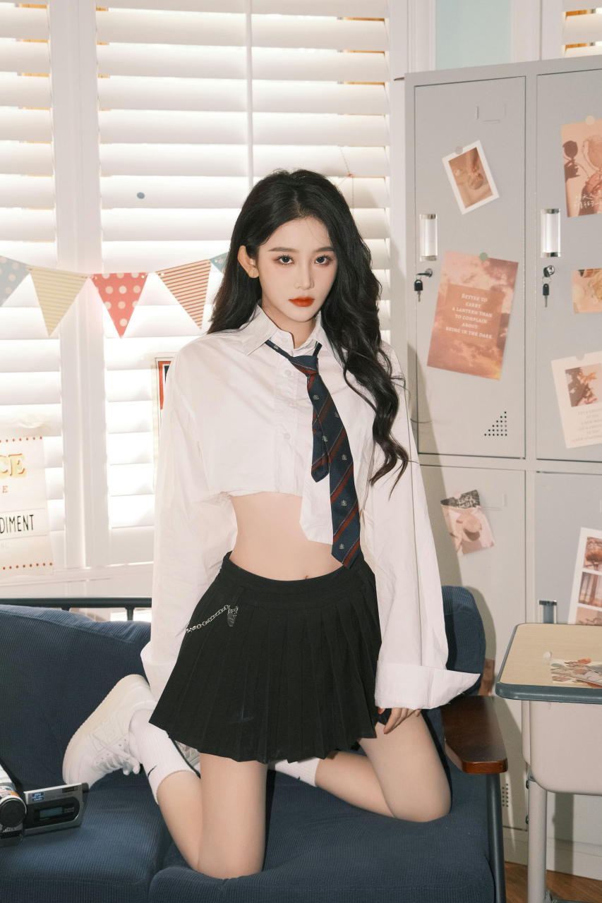 人气偶像团体snh48成员周诗雨jk制服写真#青春美少女写真# #私房艺术