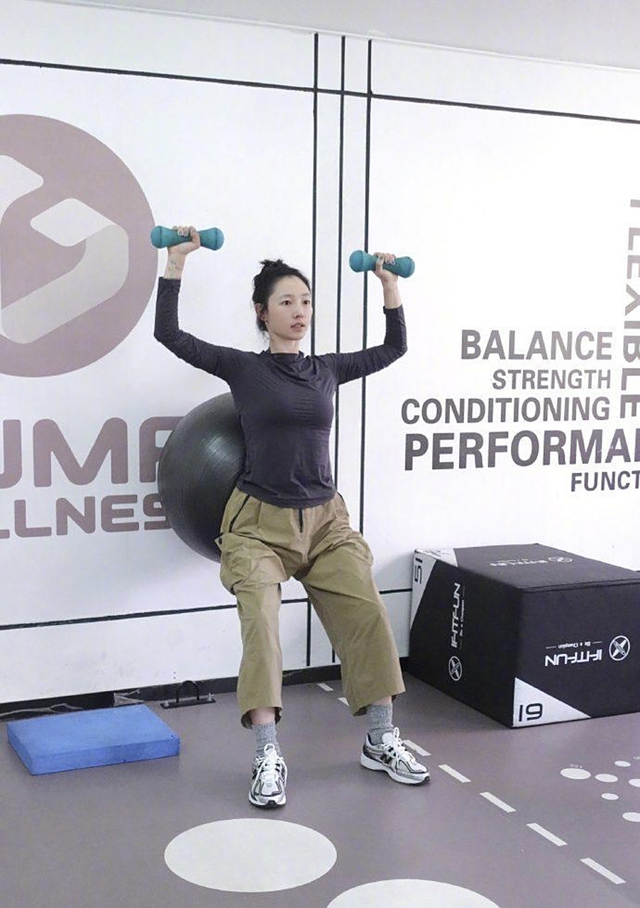 女明星都好自律,白百何连续三天晒健身照,单臂举哑铃好厉害