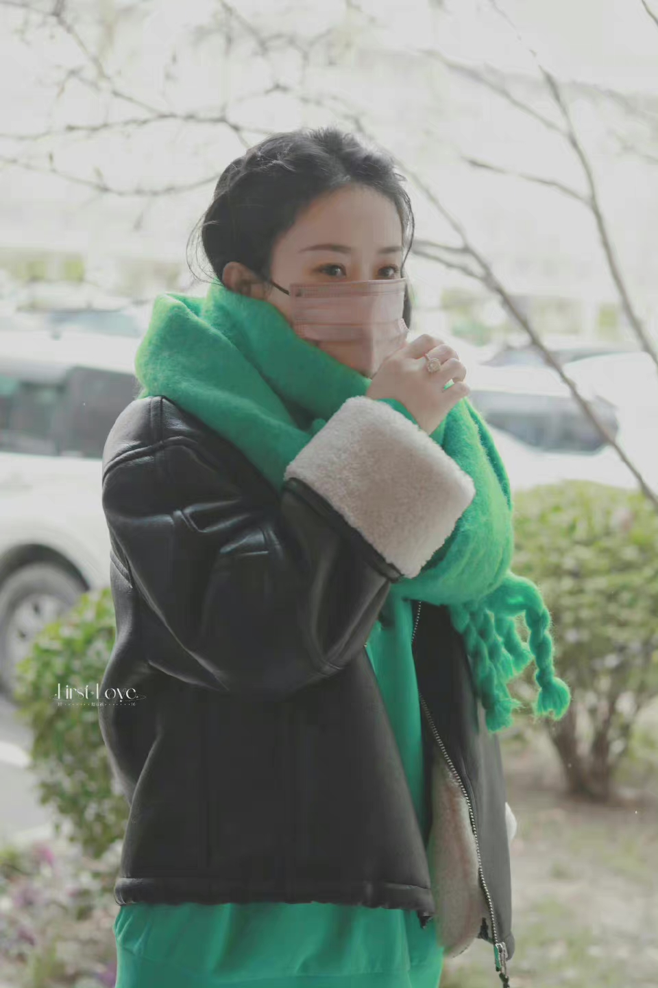 赵丽颖现身春晚彩排,绿色围巾,冬日暖意100分