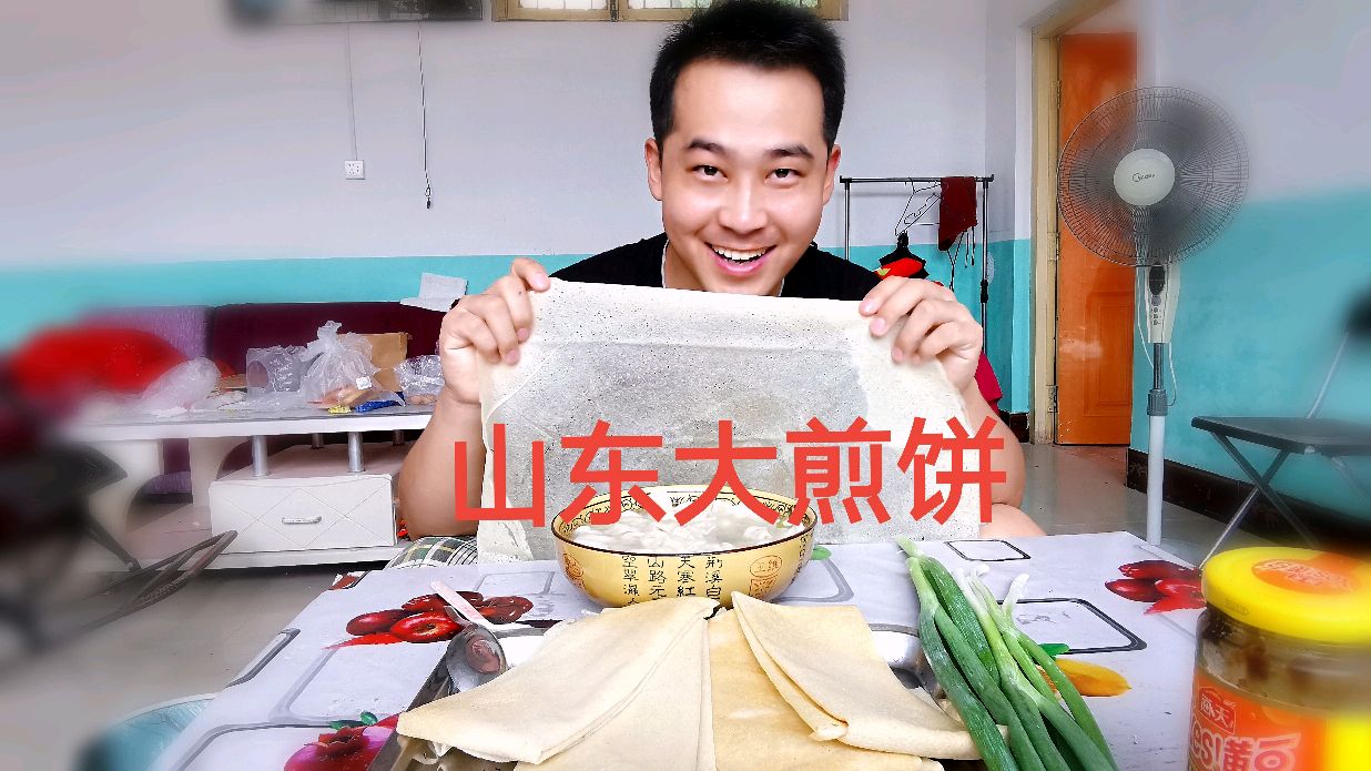 山东的美食代表“煎饼卷大葱”,小伙一口气吃三大张,越嚼越香