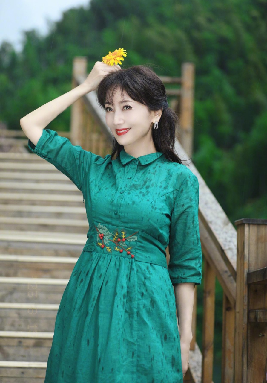 感觉赵雅芝活的像十八岁,天天晒美颜照 #赵雅芝