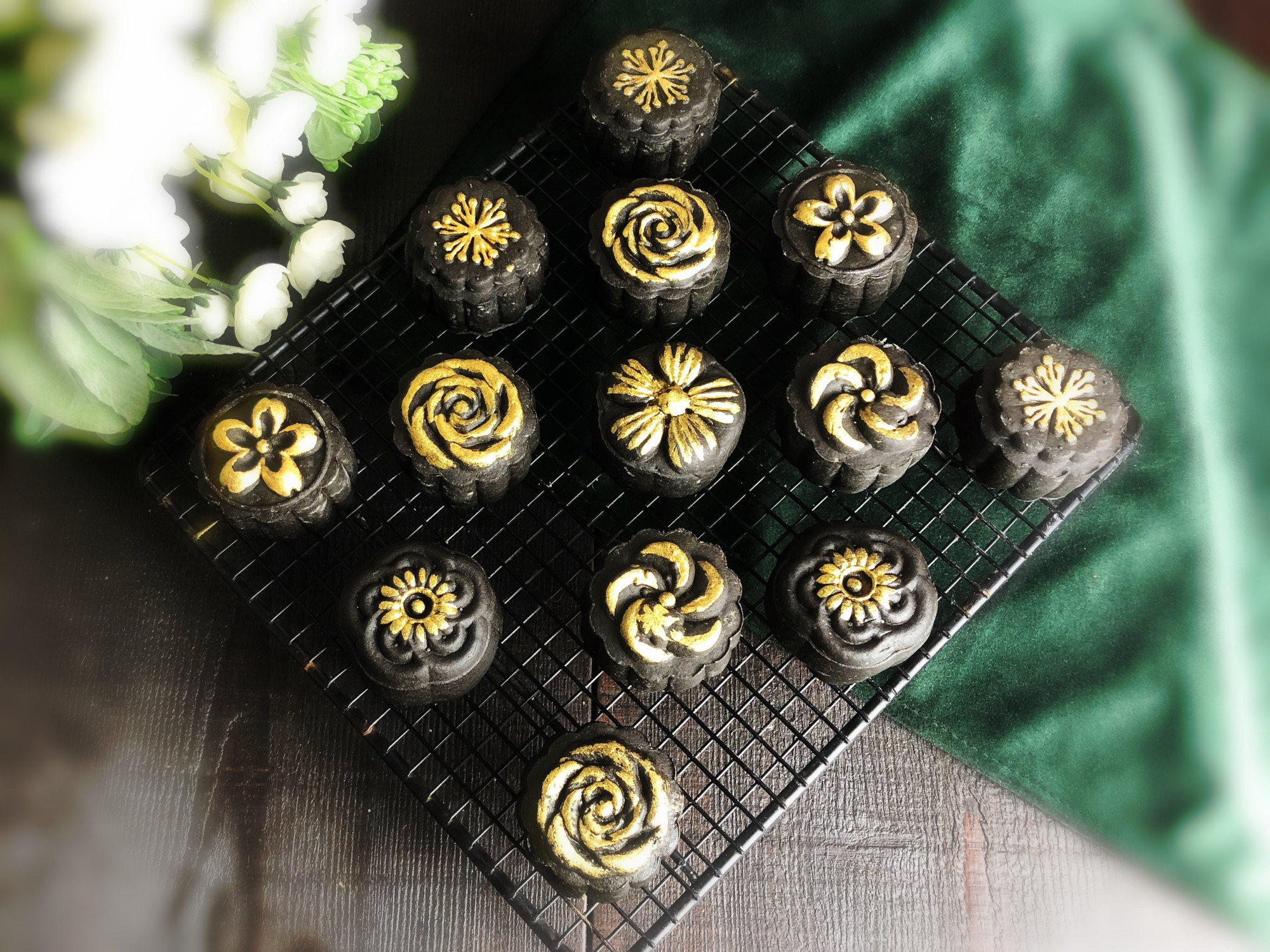 之前的黑金酥红翻了朋友圈,今年中秋节做款黑金月饼,送礼超有面