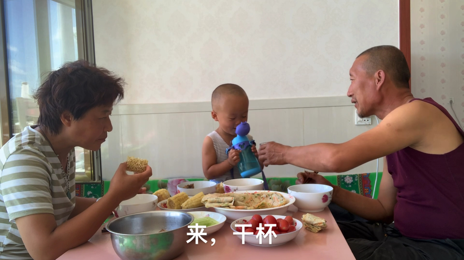 佳雨妈午饭做了老母鸡炖香菇配营养饼,爷孙干杯真幸福