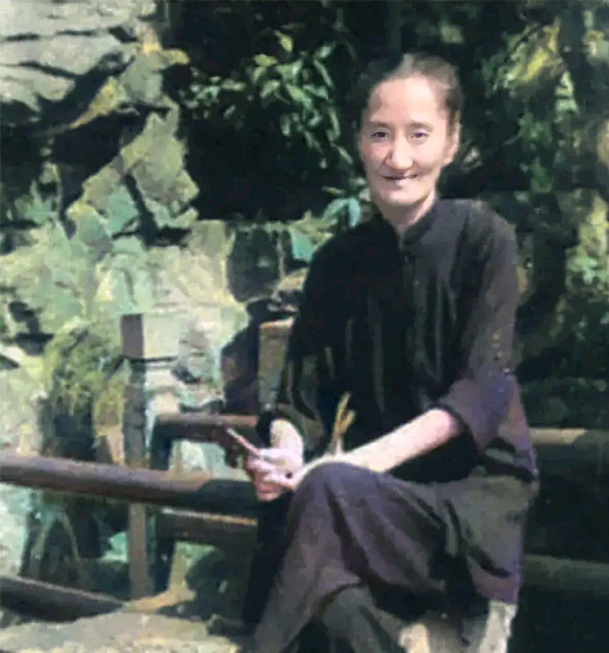 照片中,陆小曼从昔日风华绝代的美人,早就变成了一个饱经风霜的老