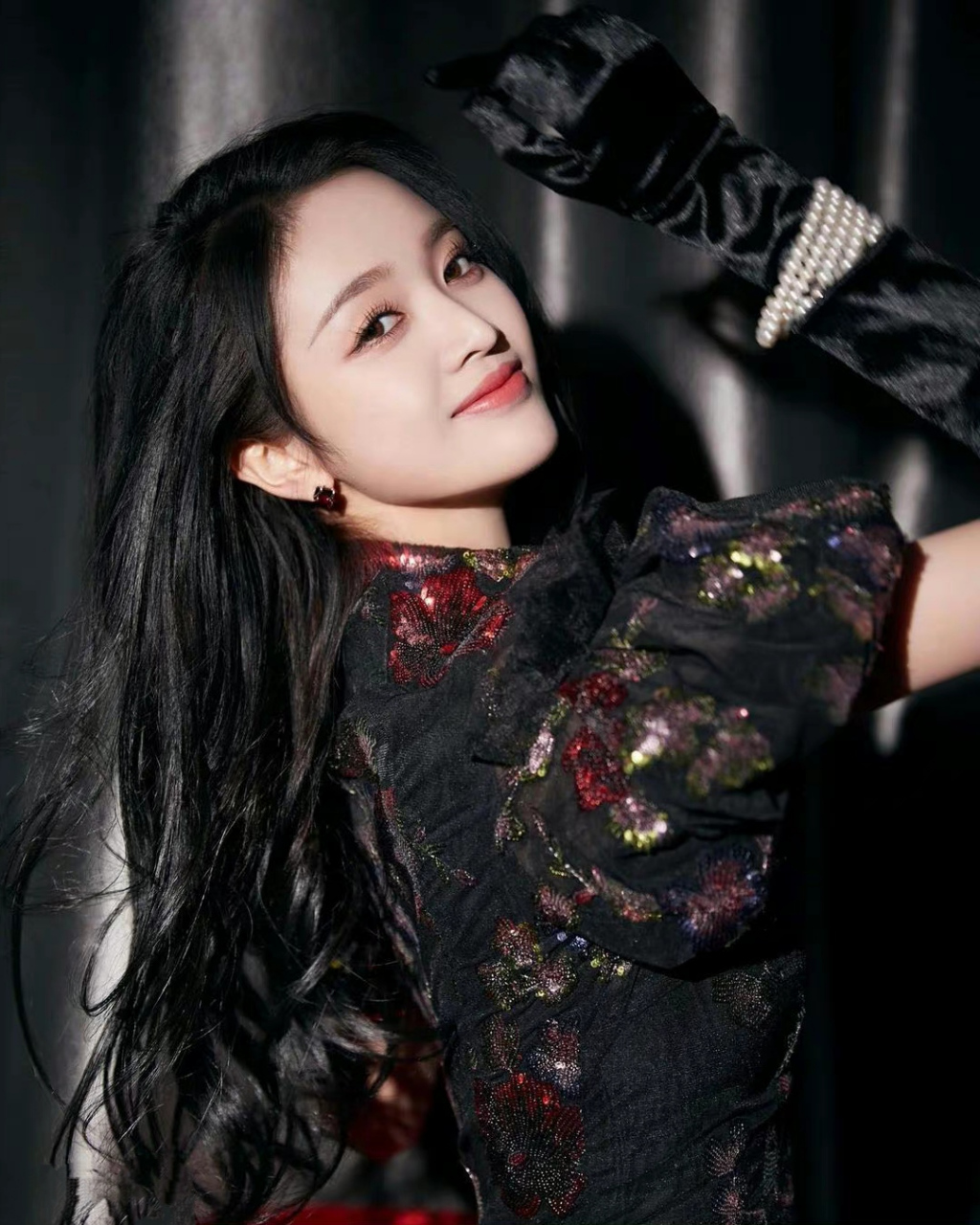 吴宣仪# 一袭黑色复古蕾丝旗袍,清纯甜美的容颜,窈窕曼妙的身材,懈行