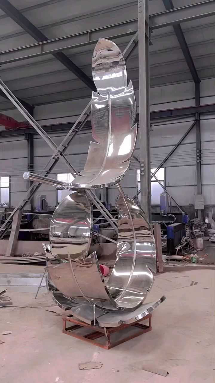 304不锈钢镜面羽毛雕塑展示