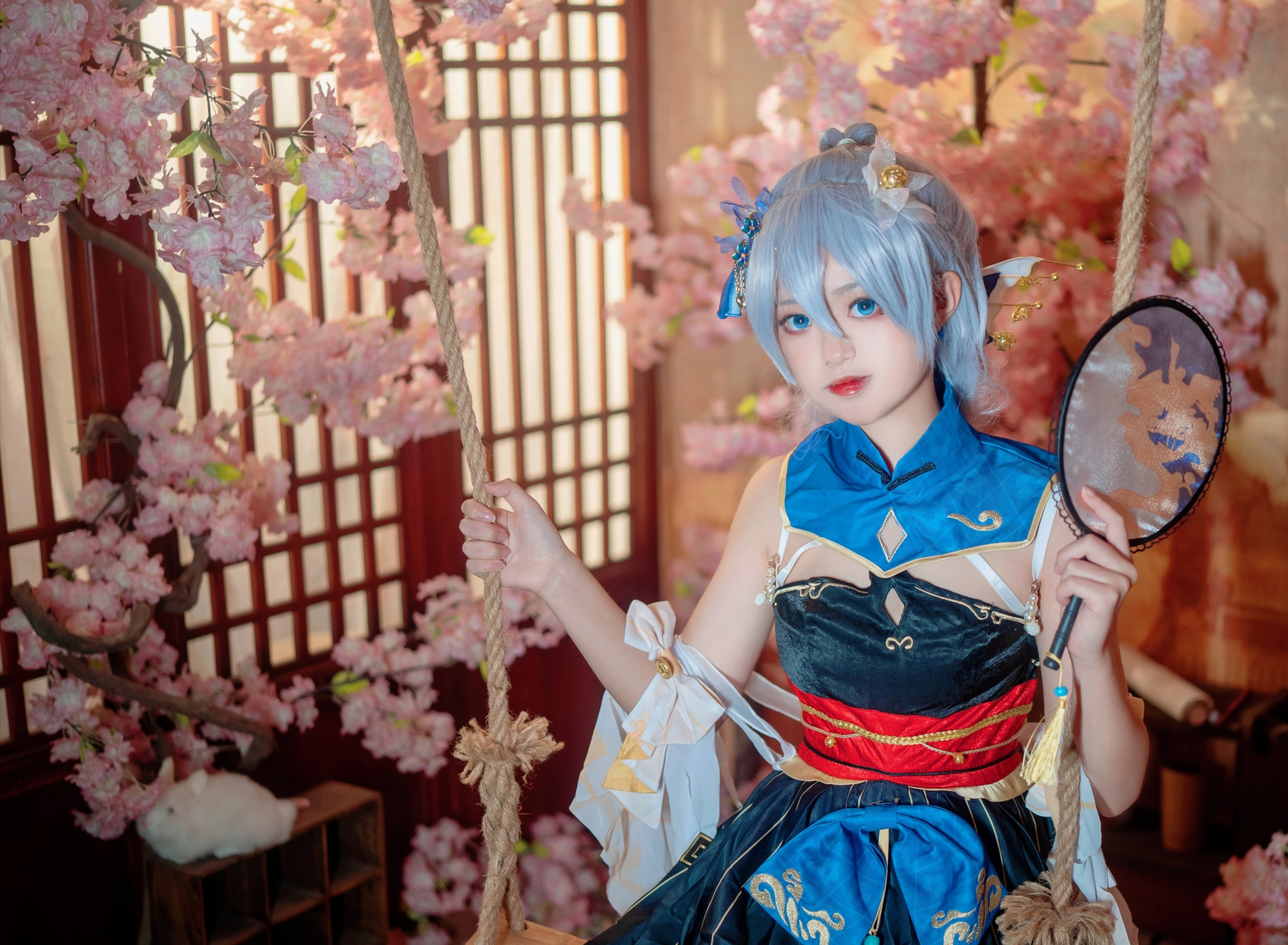 德丽莎cos,圆圆的小脸蛋,小姐姐看起来还挺可爱的