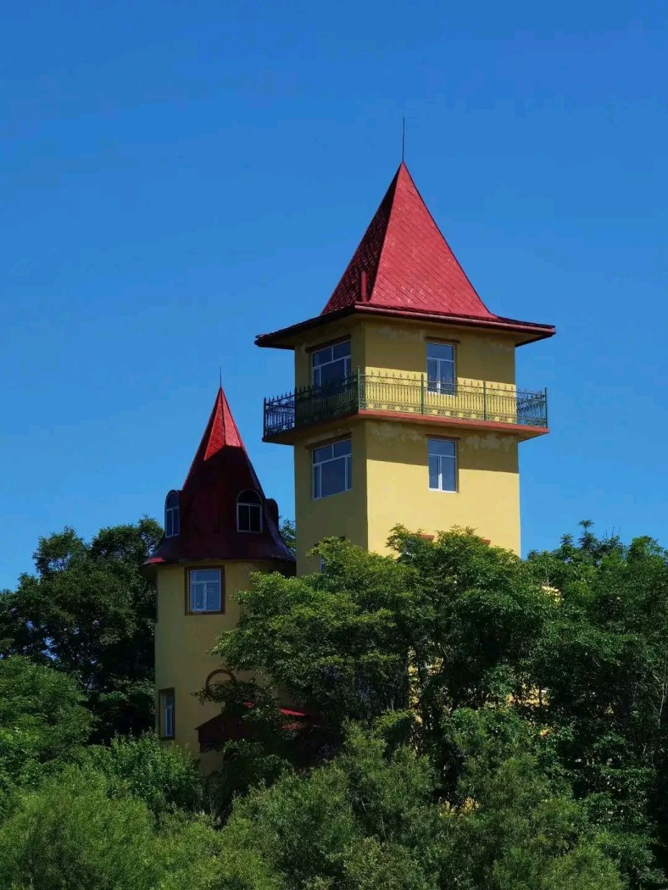 黑龙江省鹤岗市萝北县三江平原西北部,由太平沟分园,大马河分园和名山