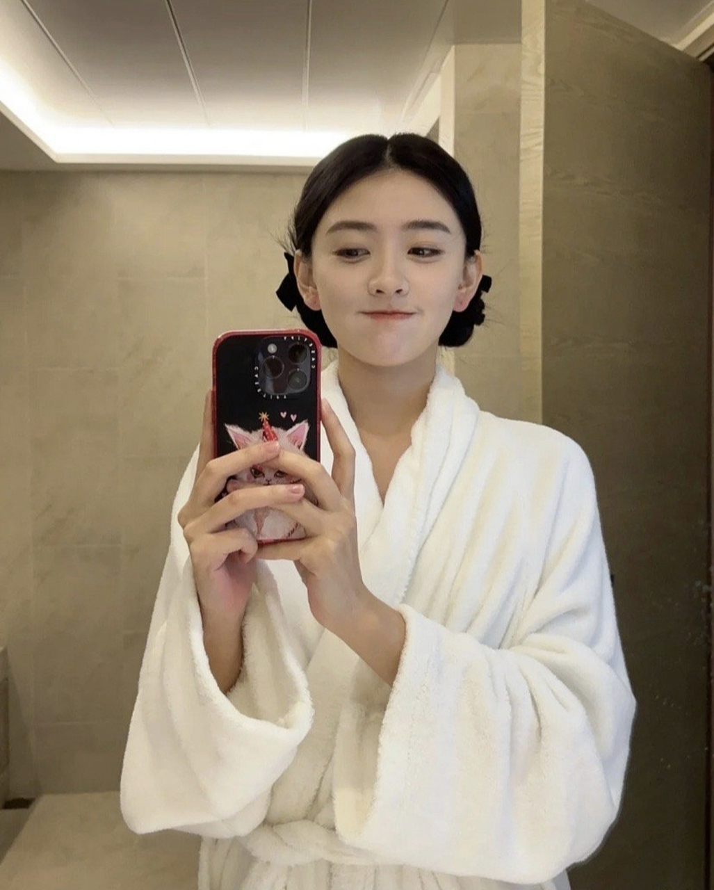 梁洁浴袍照[亲吻]