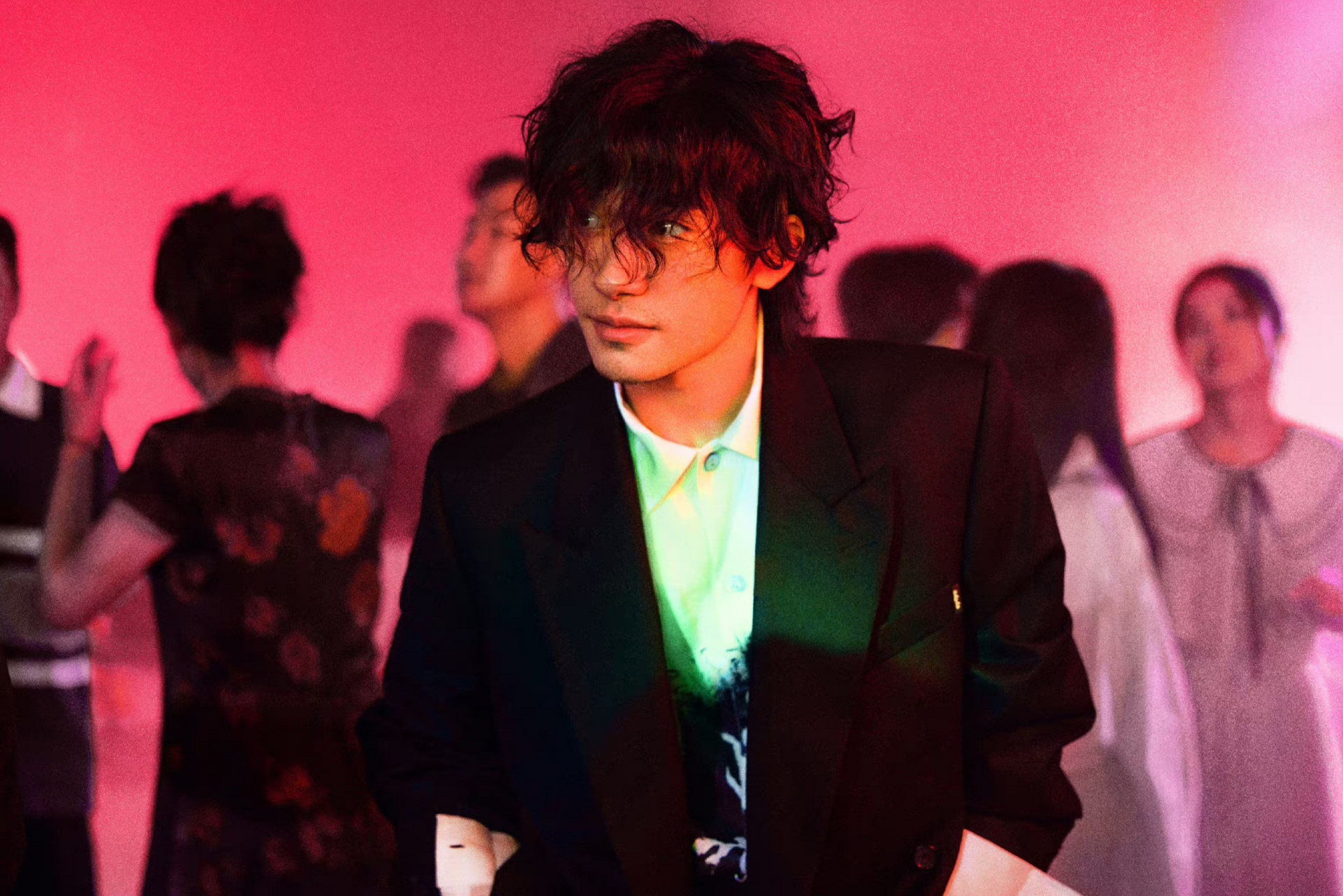 易烊千玺新专辑刘艳芬# 夜幕降临,故事延绵,歌舞城如约开放.