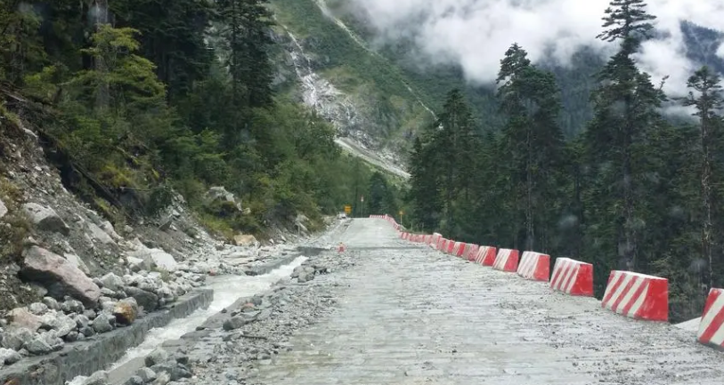 穿行在天堂與地獄之間的墨脫公路,打開了一片神奇的秘境