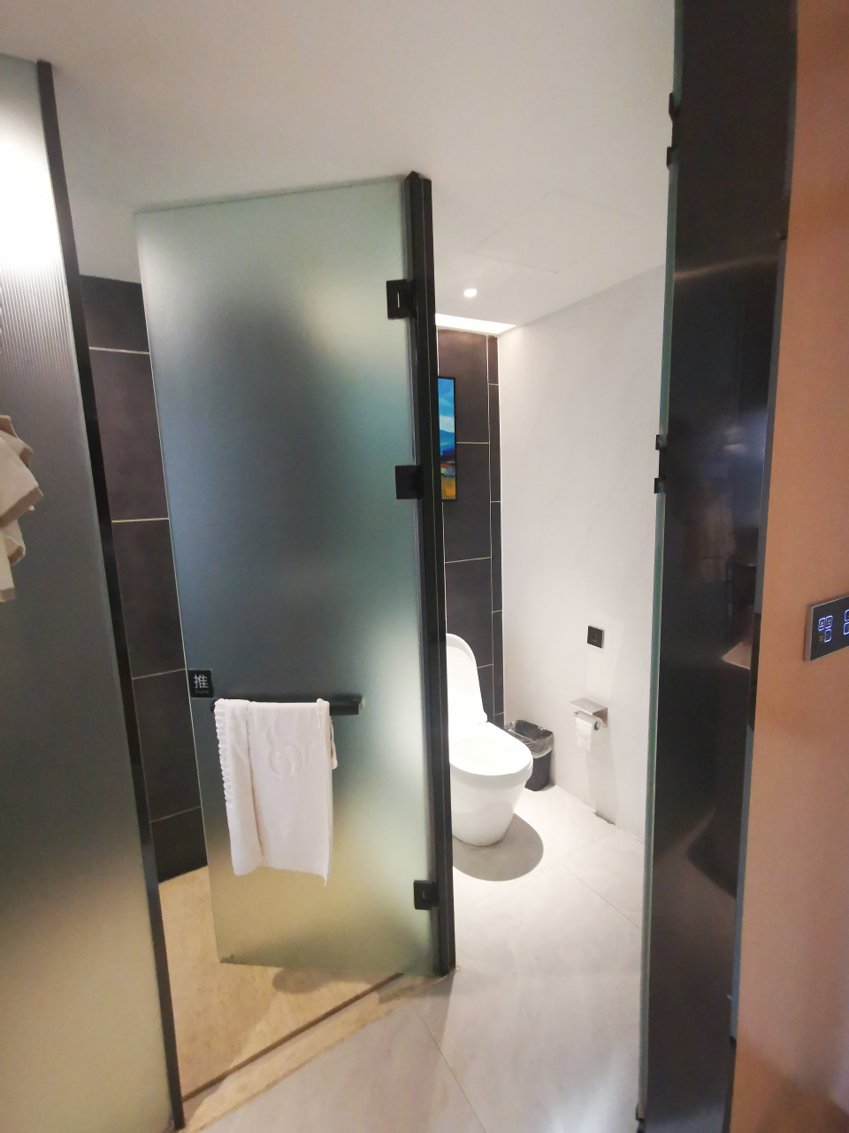 打卡今日感悟#昨晚入住郑州龙湖附近的一家酒店,感觉环境挺不错的