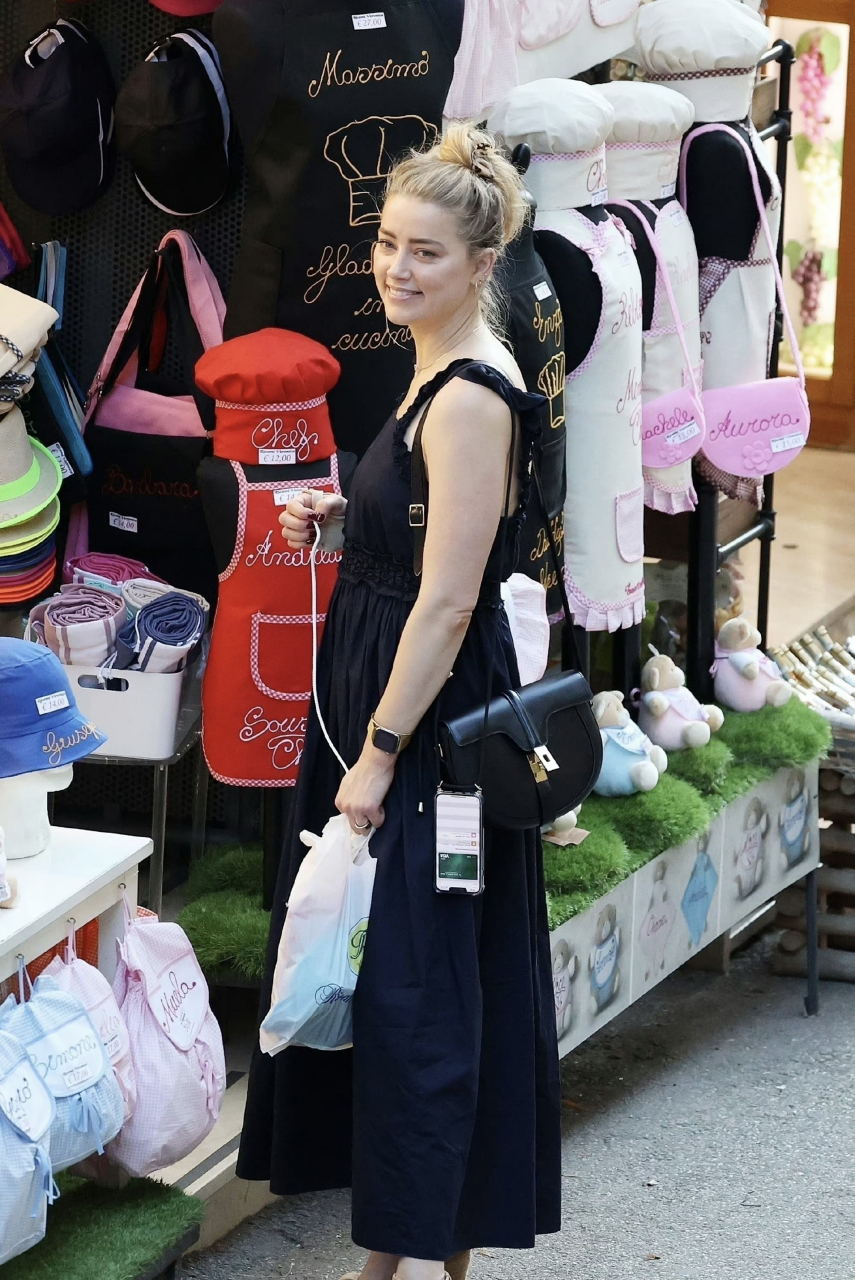 琥珀amber heard带着闺女在意大利外出街拍