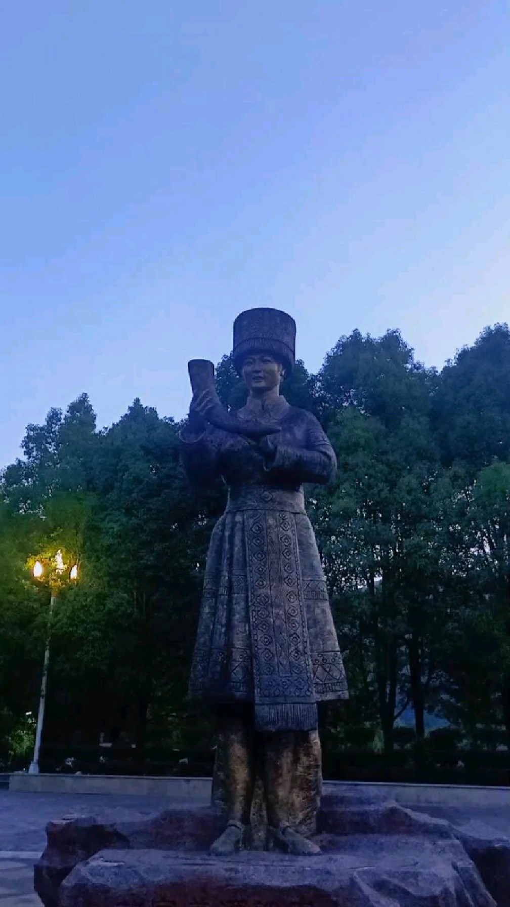 陈伟星空:陕西汉中镇巴黑虎梁苗乡广场 #镇巴黑虎梁#黑虎梁风景区