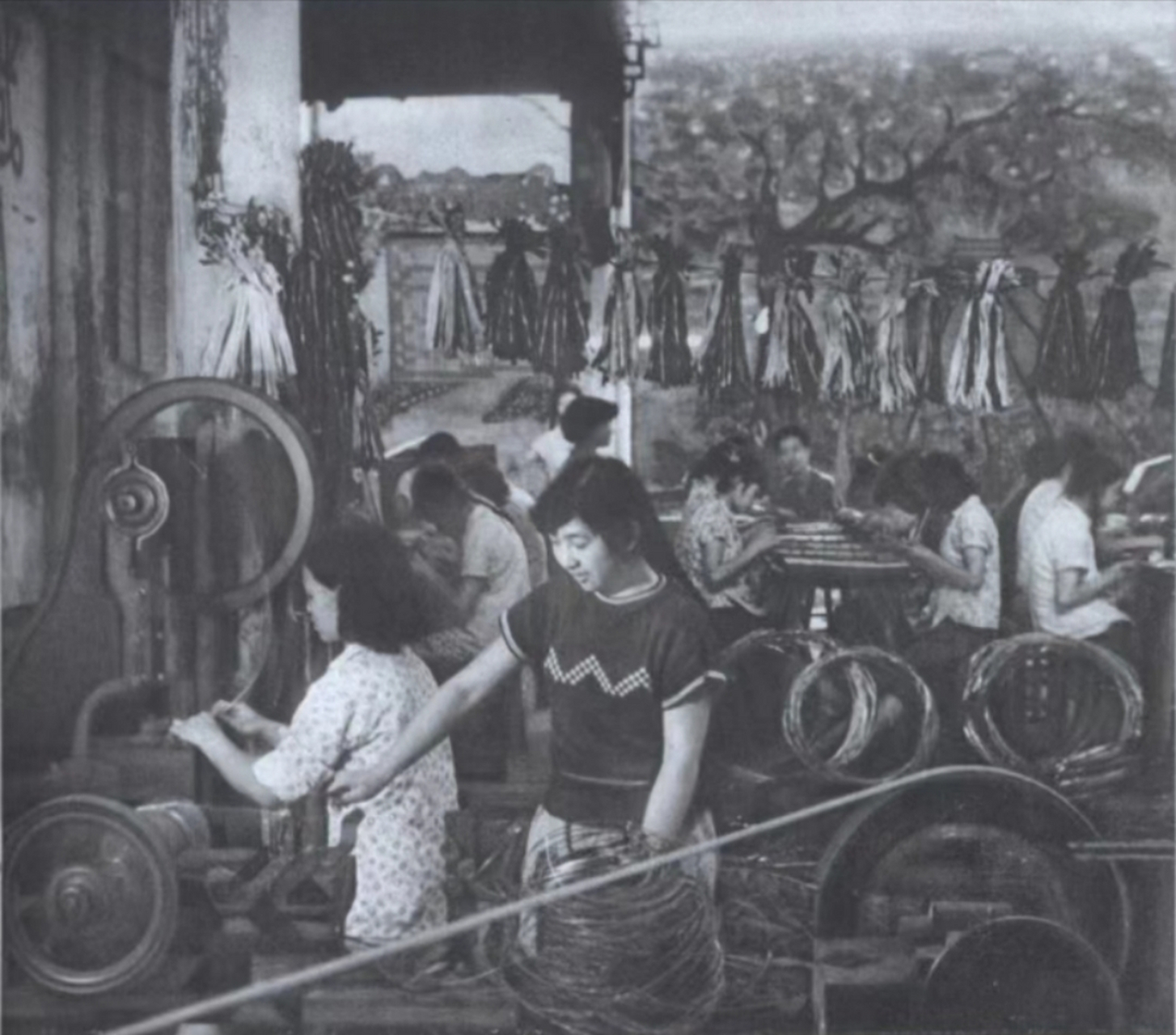二十世纪八十年代,江西南昌,工厂车间正在操作的女工,那时候,工厂都是