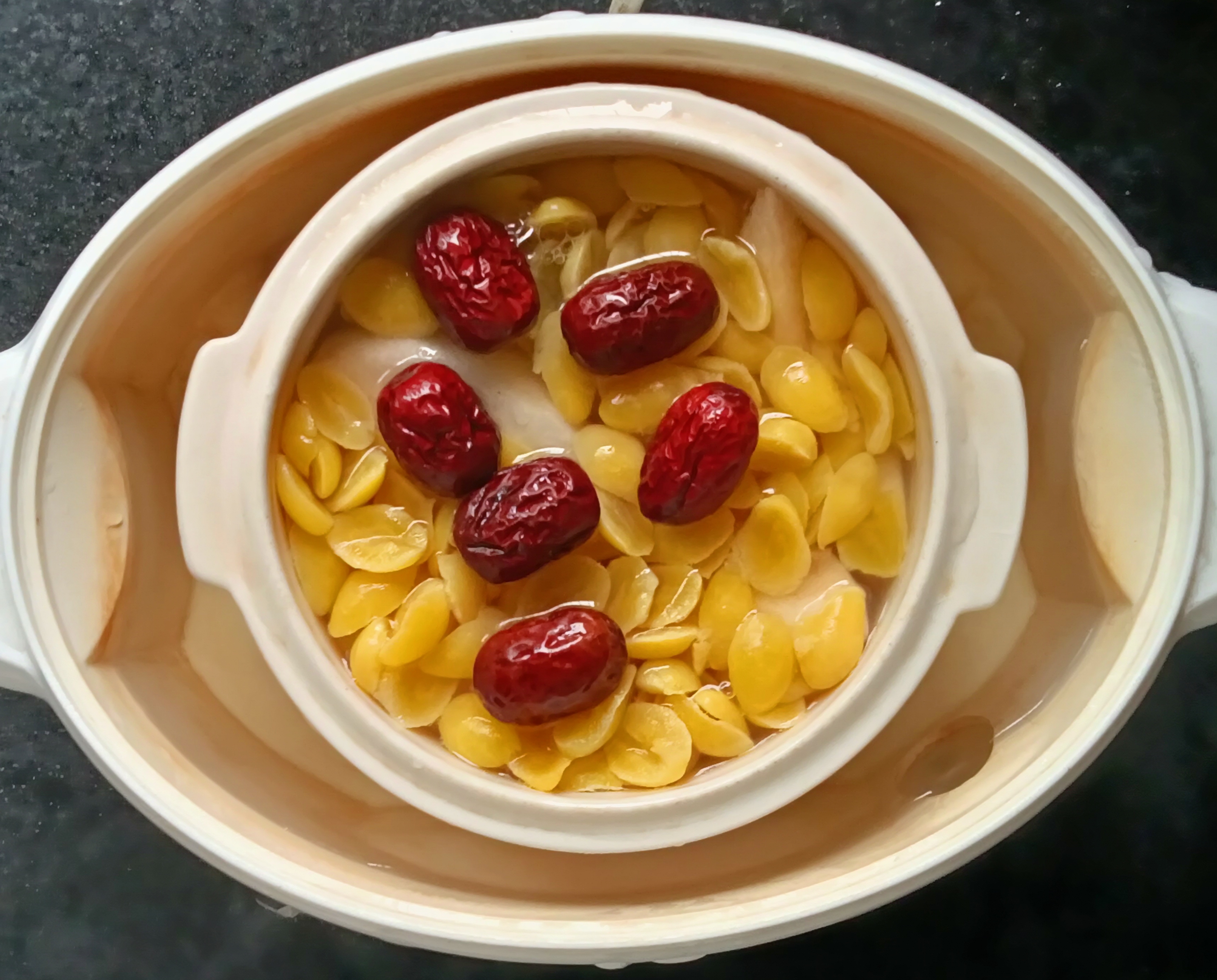 白果红枣炖雪梨,一道清甜可口且可养阴润肺的美味靓汤