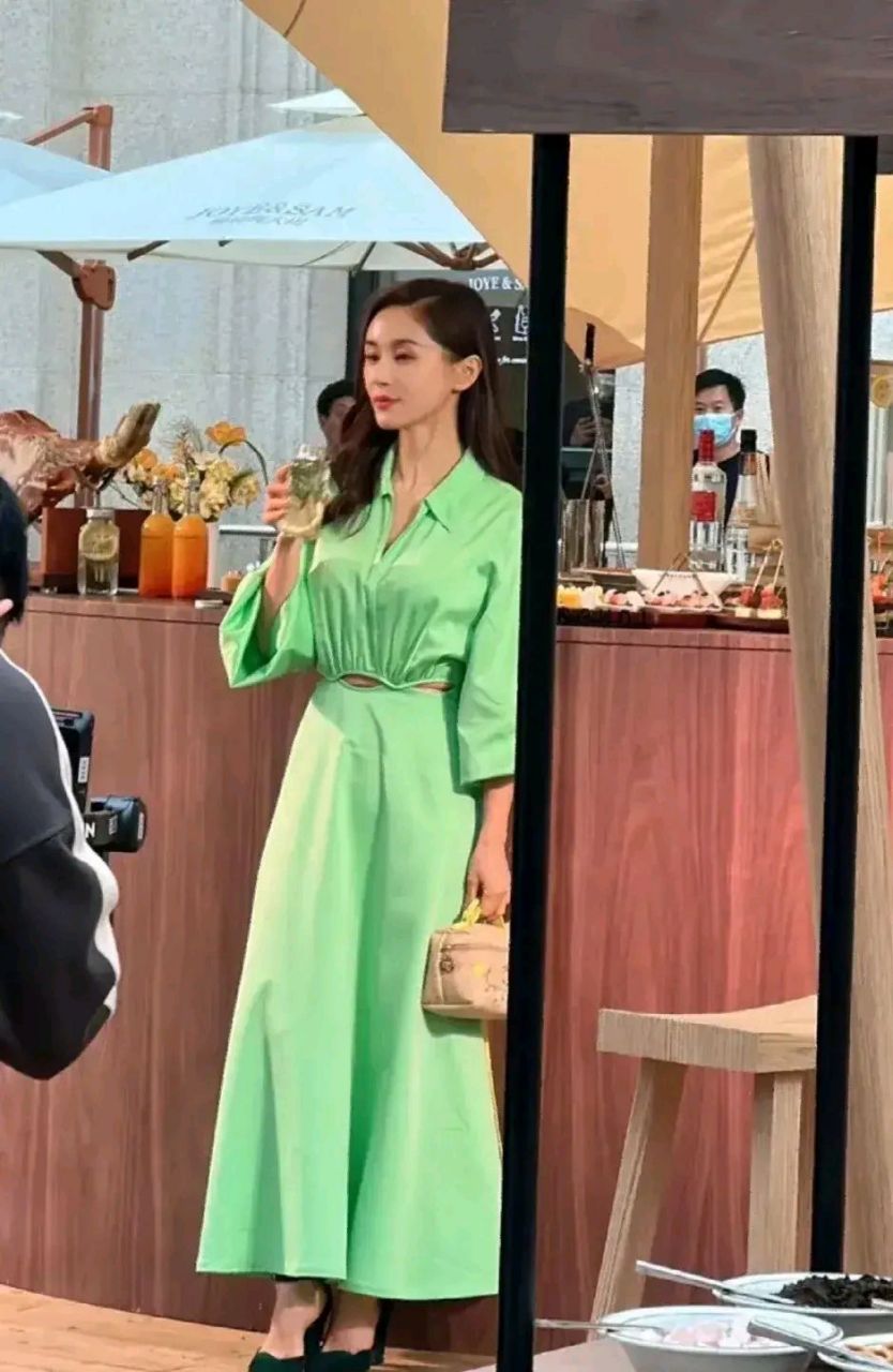 王子文icon现身上海出席活动,一袭嫩绿色长裙鸡亮相,显得格外亮丽,好