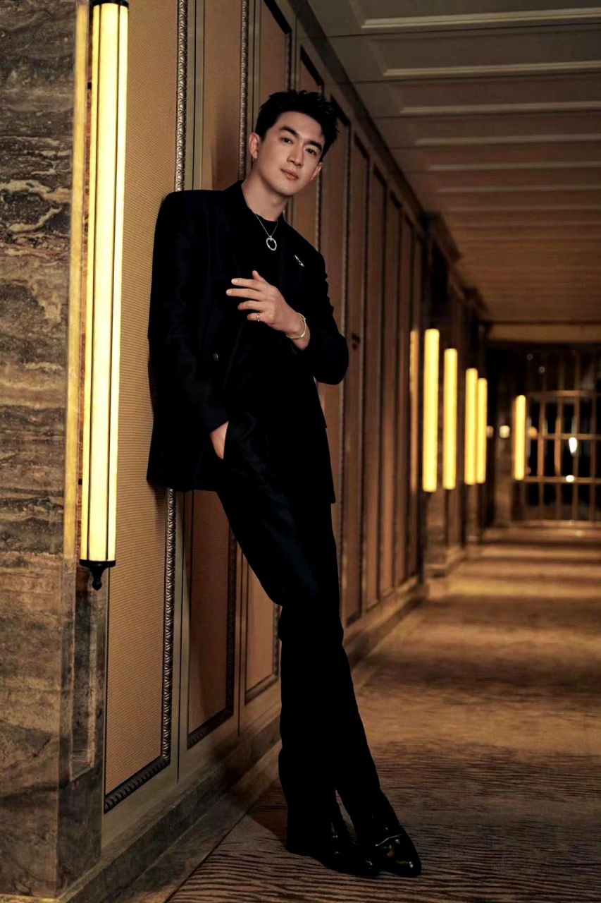 先天条件十分优越,有鲜明的轮廓,九头身大长腿,有气质有颜值有好身材