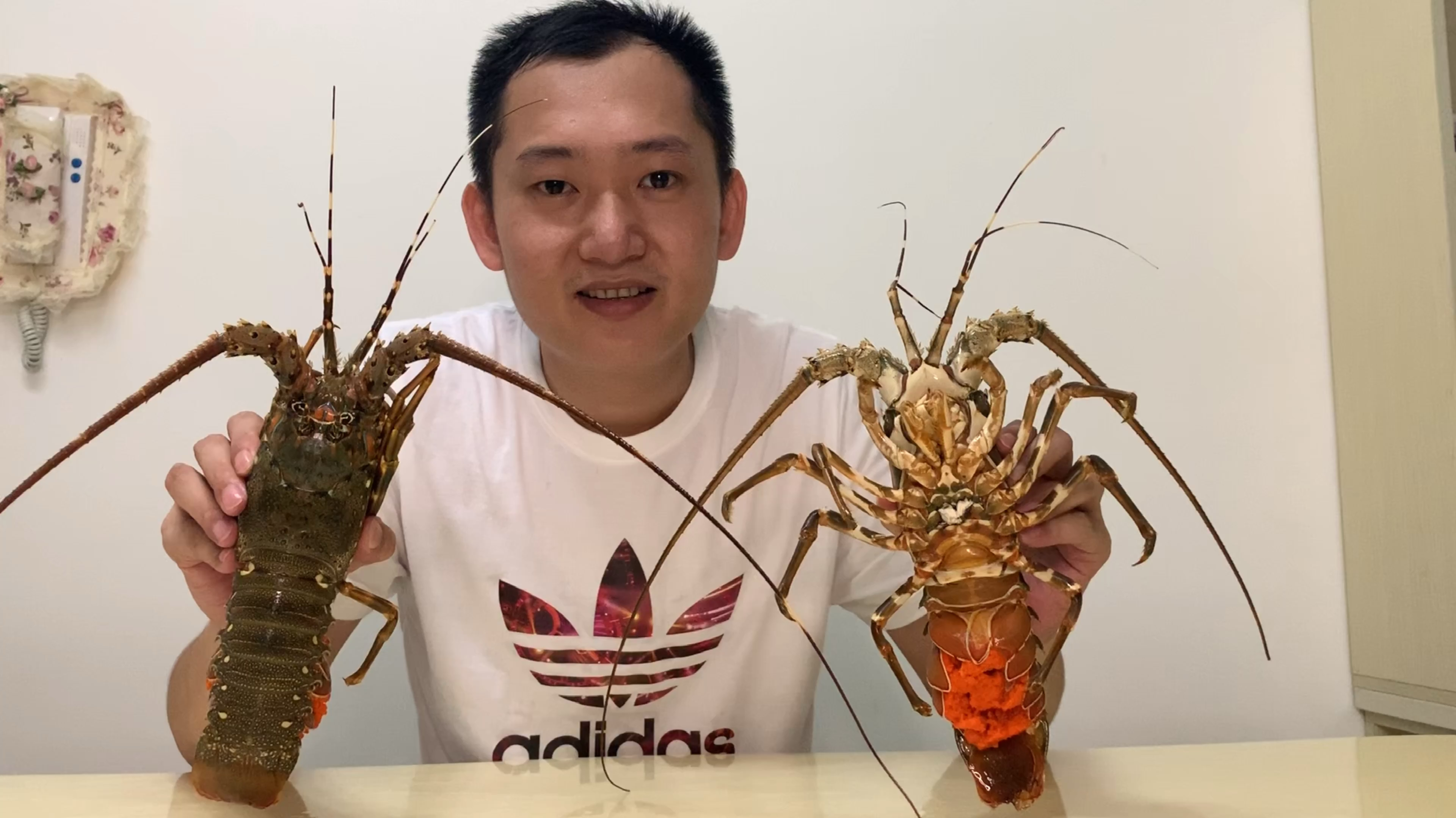 450买两只大青龙虾,一只一斤重一口吃下去满满的膏