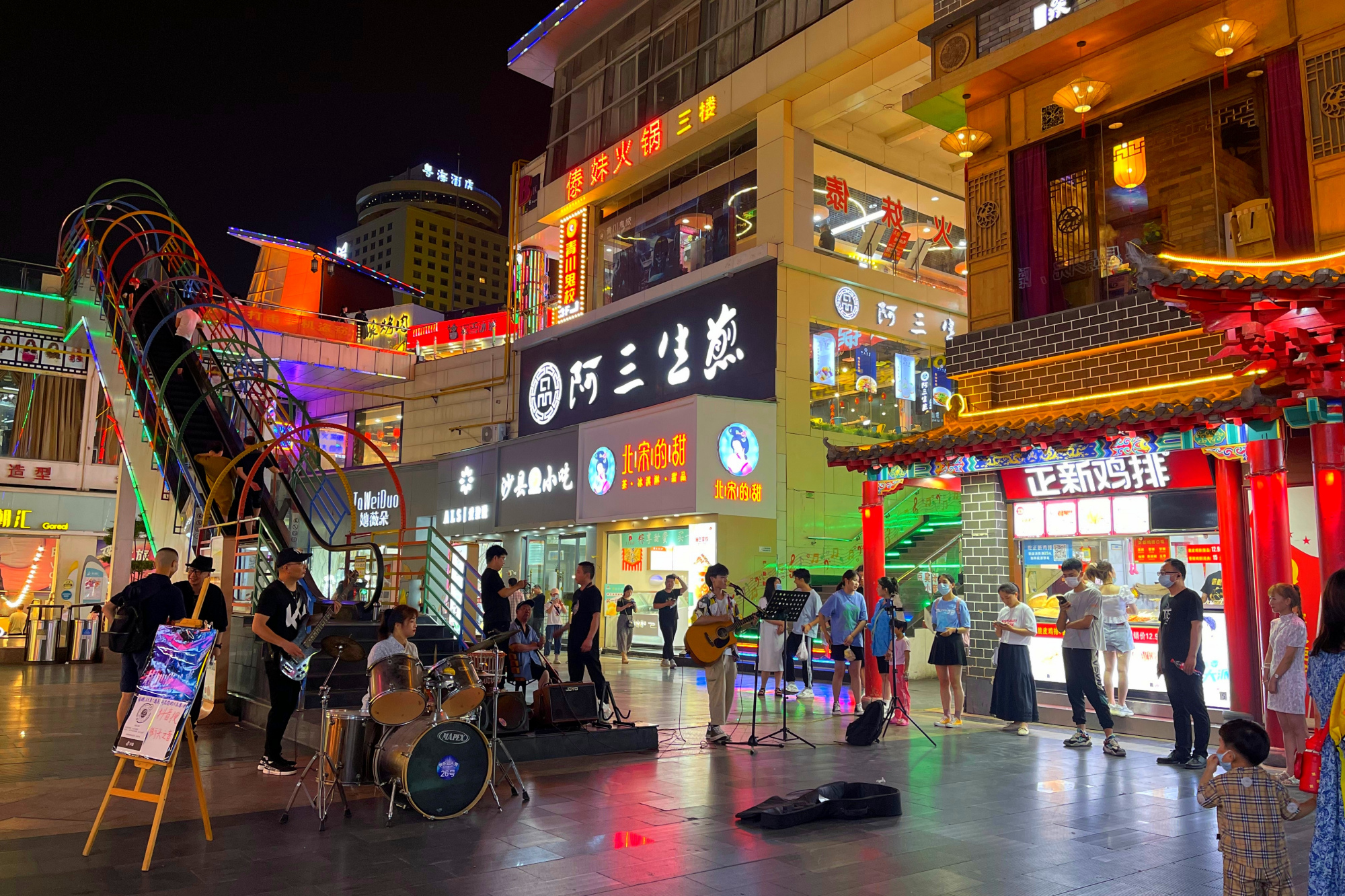 来郑州别去少林寺了,不如来这条步行街,美食是中原地区的扛把子