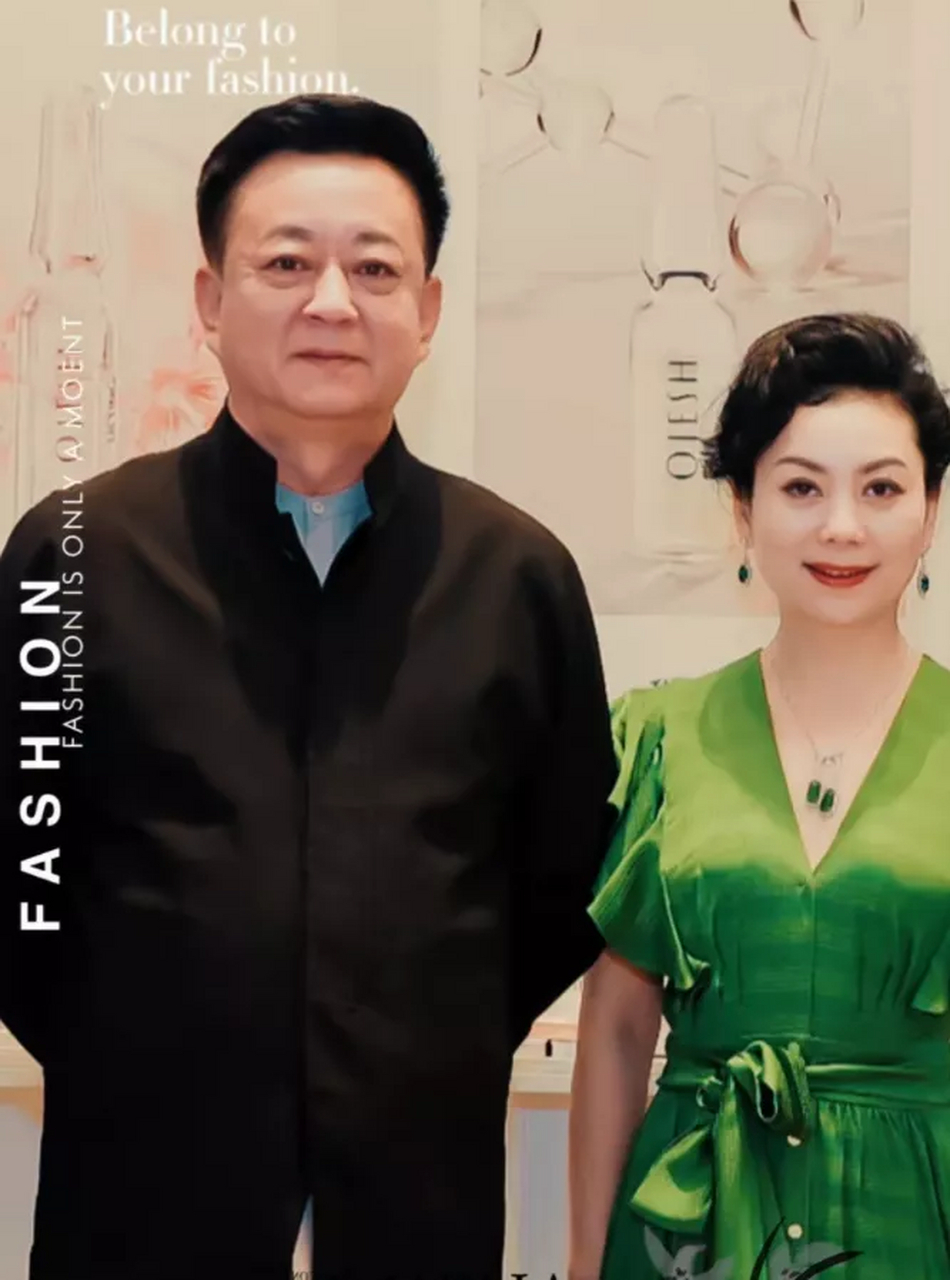 4月15日,朱军的妻子谭梅更新动态,高调晒出与朱军的合影庆祝结婚30