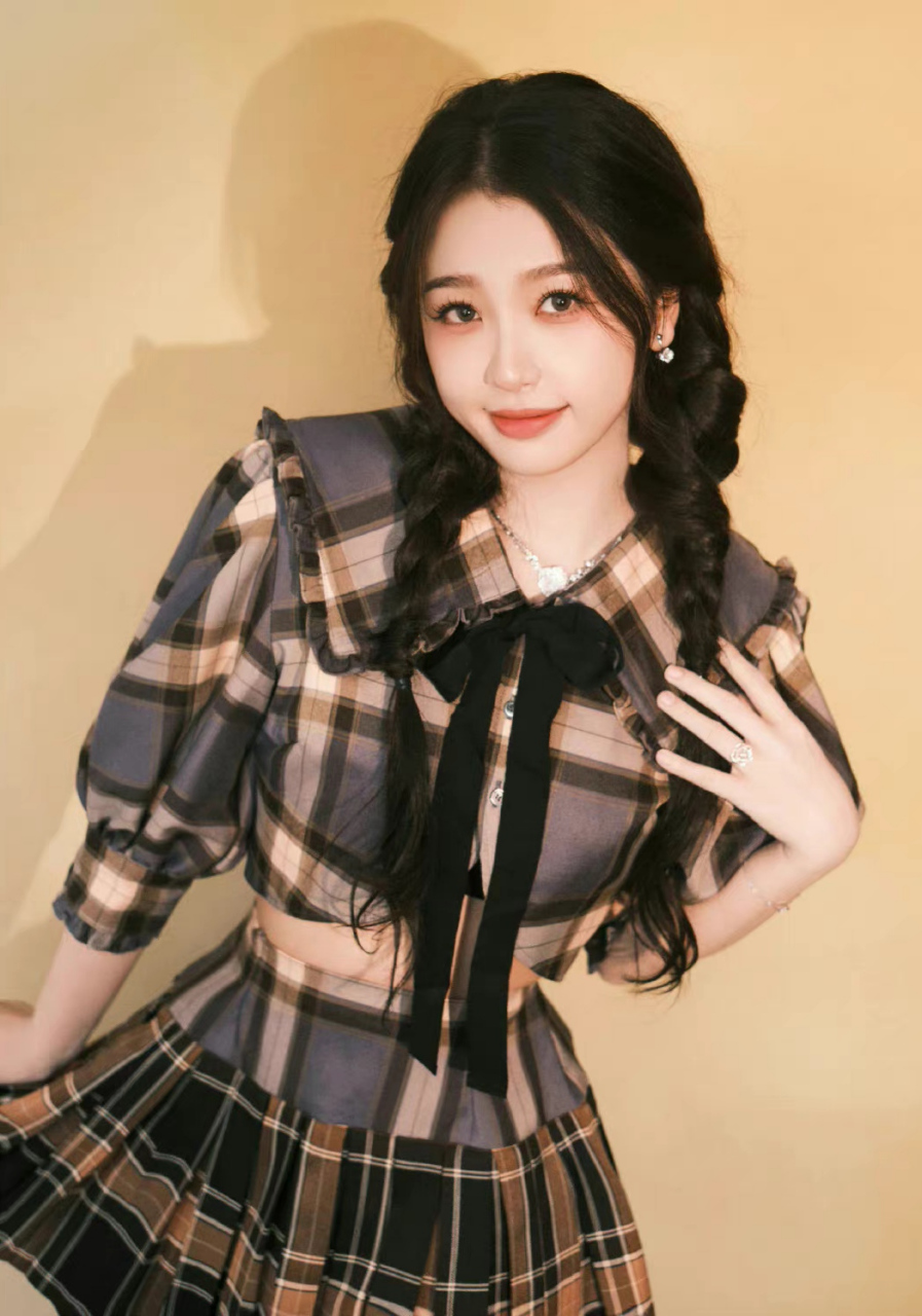 虞书欣# 复古jk制服,清纯又不失性感