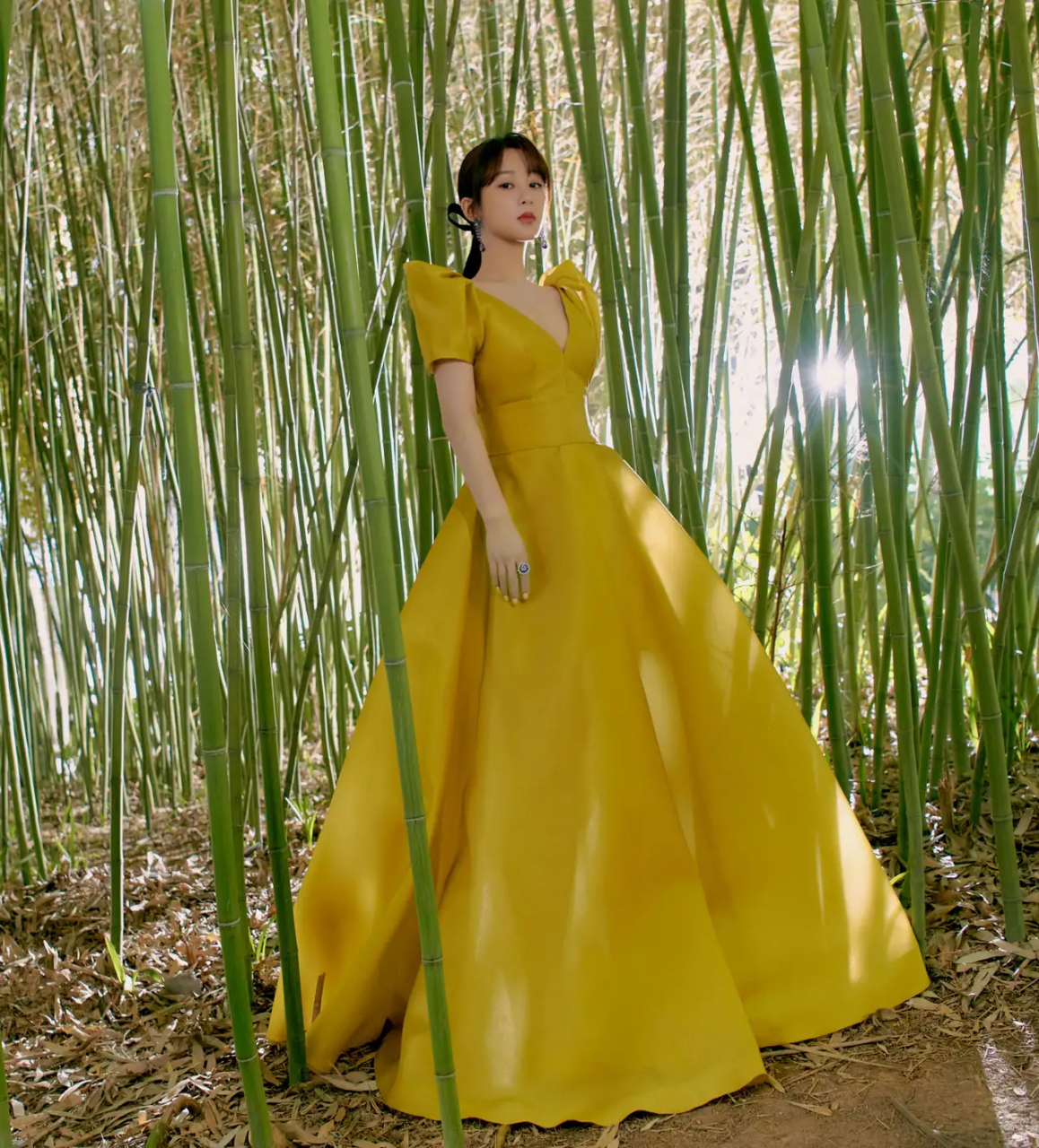 动态创作月# 杨紫 一袭芥黄阔肩袖长裙优雅动人, 置身竹林之镜,探寻