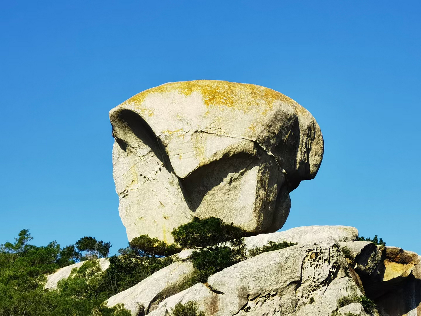 路边的山上时常看到形态各异的大石头.图六是军演战壕