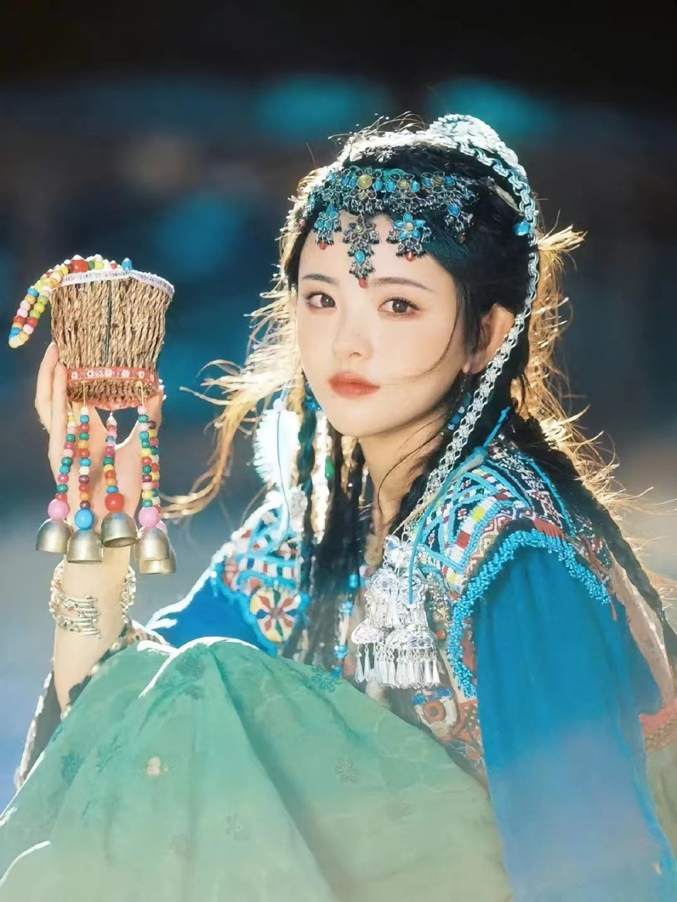 1,选秀节目的练习生只要进了决赛,都是要签同行业