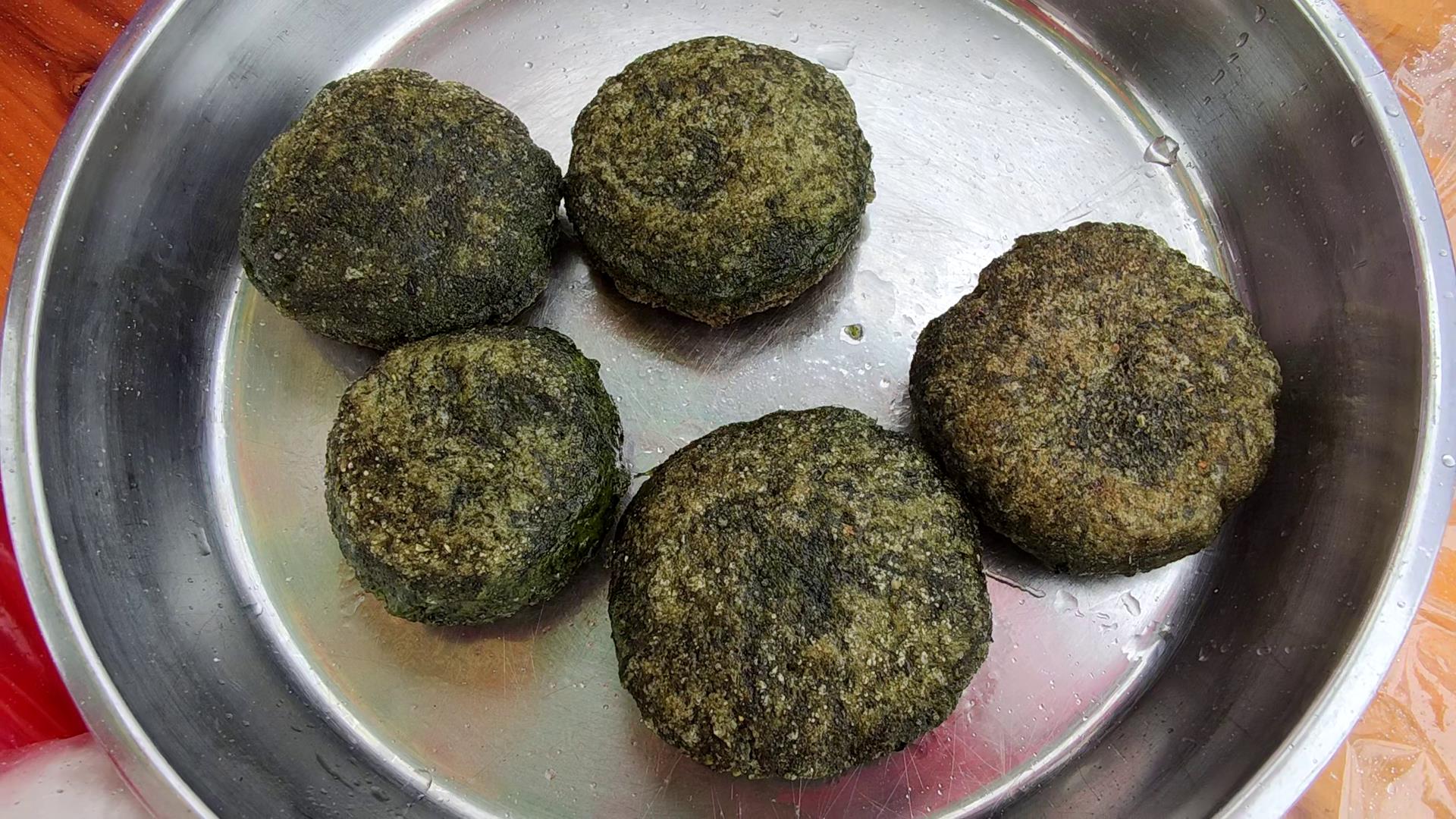 野生艾叶做传统手工糍粑,本地纯正的花生油煎炸,味道香脆清甜