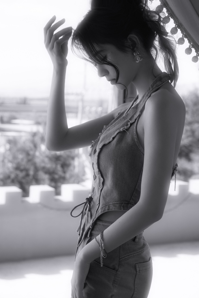 组图：鞠婧祎穿牛仔套装化身向日葵女孩 露香肩美背肌肤吹弹可破