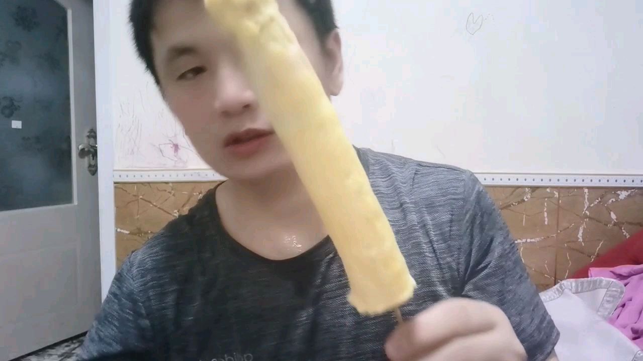 小伙初次使用煎蛋器,食物自己会出来