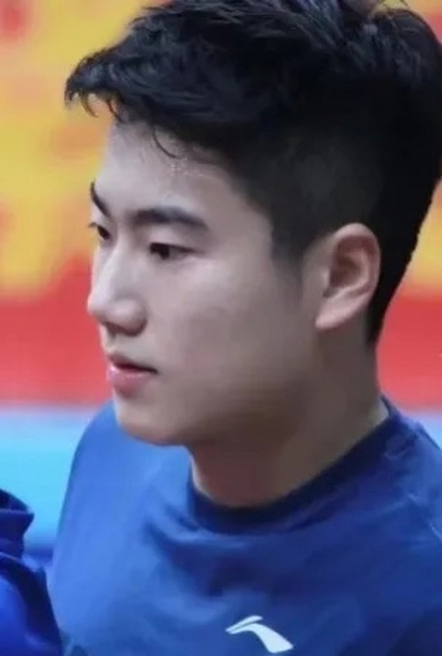 看到19岁的梁靖崑的照片,突然觉得岁月真是一把杀猪刀,无论男女谁都逃