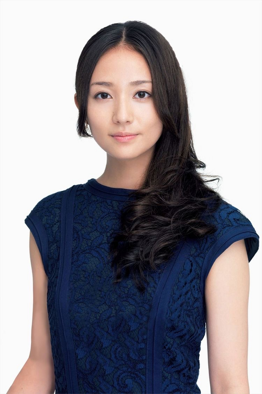 7月份刚刚做了妈妈的木村文乃,今年36岁,算起来,她已经出道二十年了.