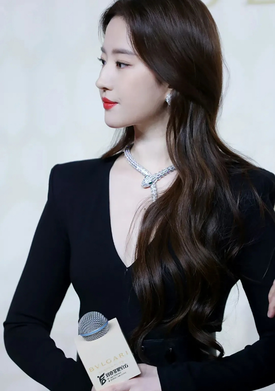 刘亦菲的活动生图真是美颜暴击,深v黑裙配红唇妩媚又高贵,妥妥的豪门