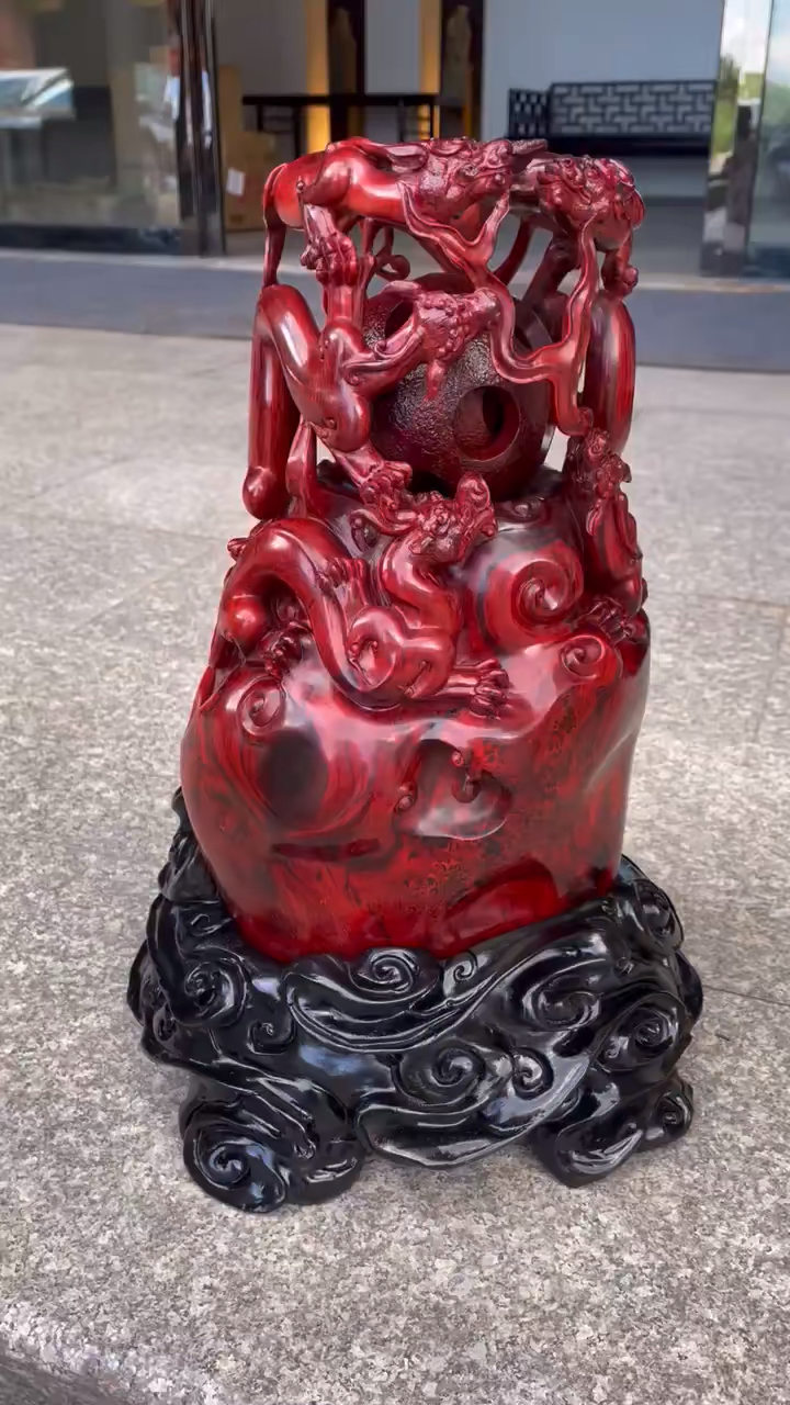 小叶紫檀五龙戏珠摆件上乘小叶紫檀,器形磅礴大气,以刀代笔,匠心独运