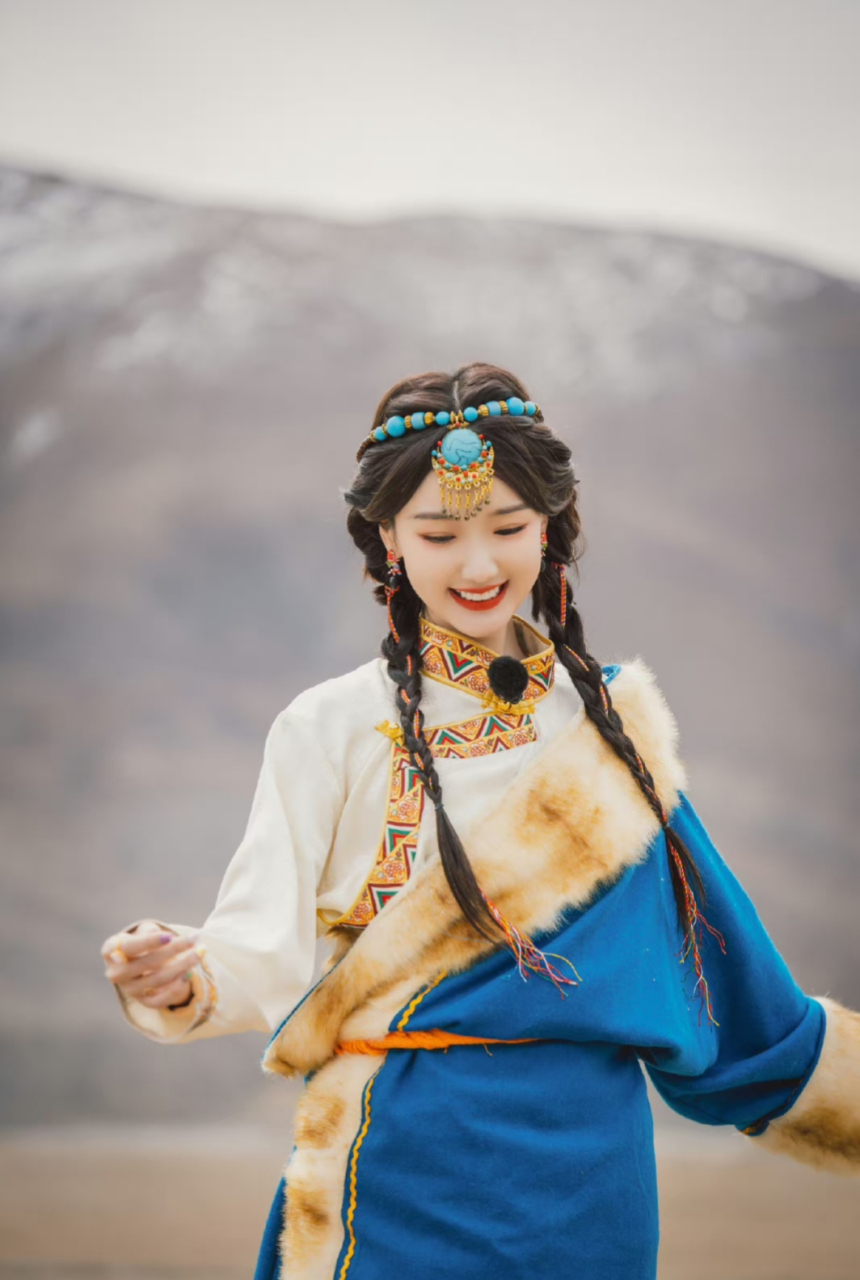 看这组照片毛晓彤太美了,穿藏服的毛晓彤太美了,这藏服好适合她!