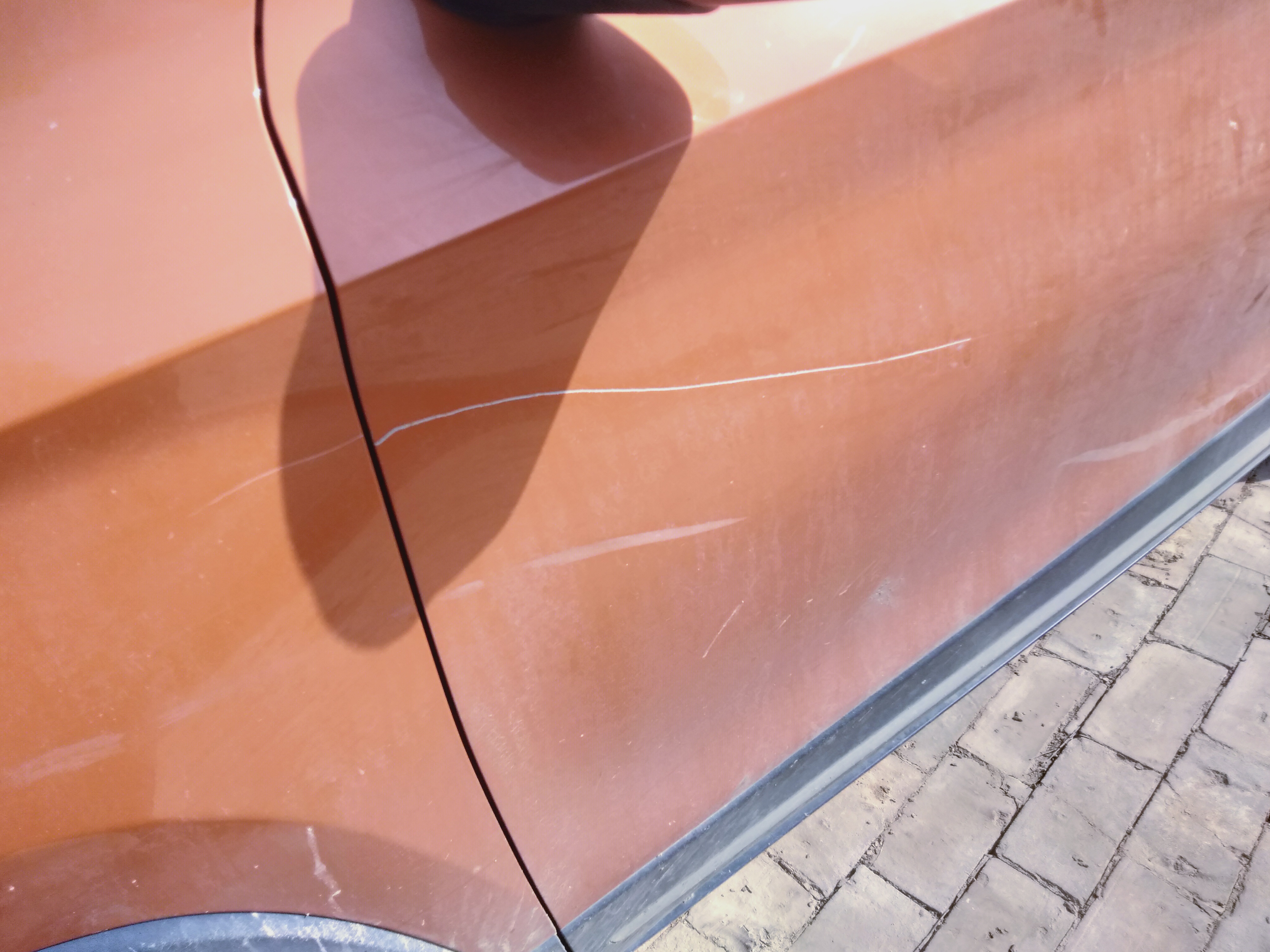 最主要的是不知道谁的 自行车蹭车漆骑车刮到车图片自行车刮到汽车的