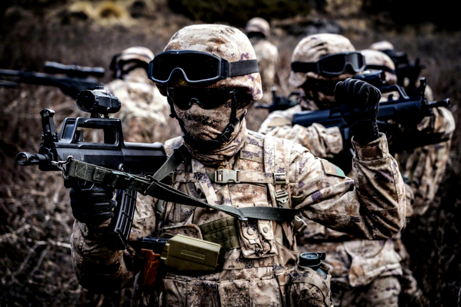 不是这把95得确看成美军了,军宣审美正常,摄影技术过关,单兵装备精良