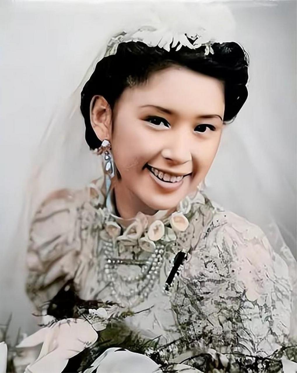 1966年,李宗仁第三任夫人,胡友松的婚纱照,当时这位年轻漂亮的新娘子
