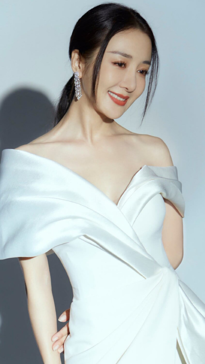 依晓出生于辽宁省锦州市,毕业于中国戏曲学院,内地女演员