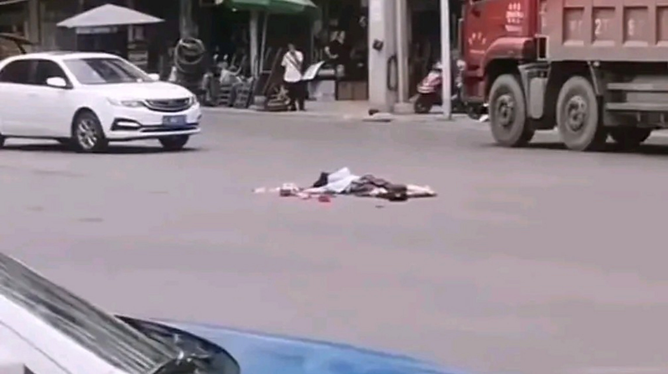 又一起骑电瓶车的年轻女子被大货车压爆头当场死亡的事故,只能说害苦