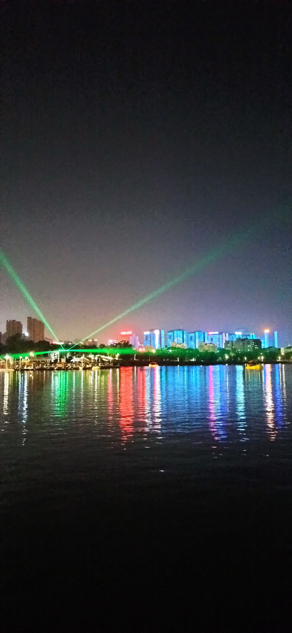 福州的旗山湖公园太适合晚上去划船了,湖面很宽,坐