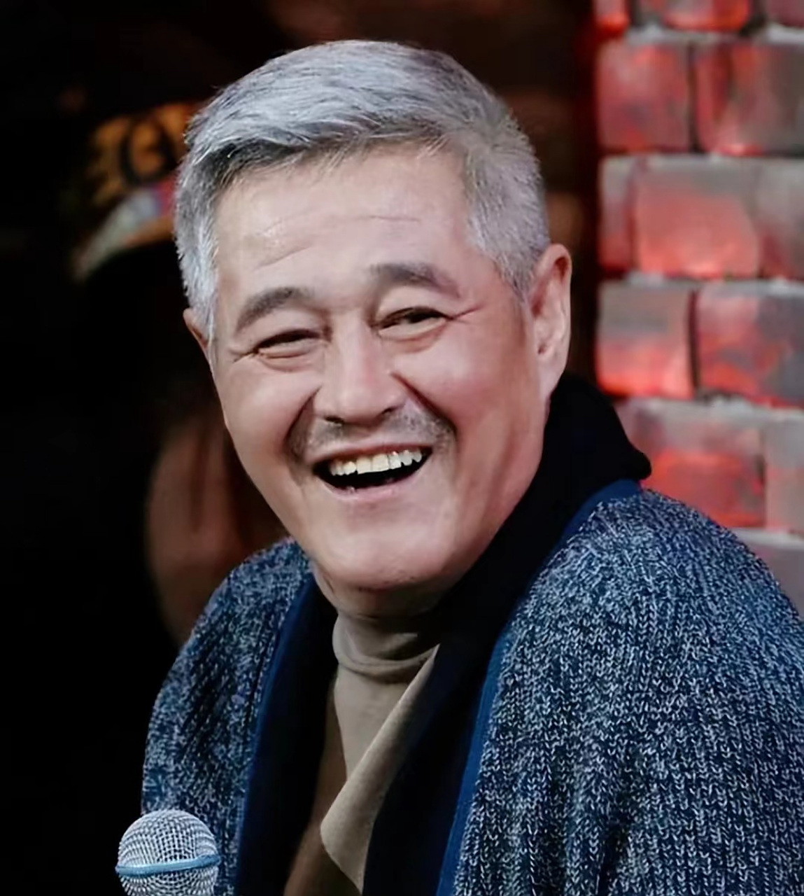 主持人鲁豫采访时问赵本山,你那个本山传媒有多少人啊?