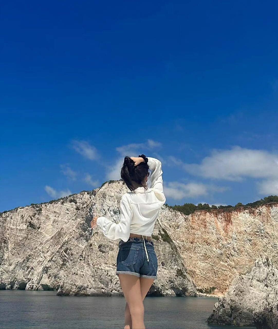 lisa穿泳装,blackpink成员lisa最近在社交媒体上晒出了一张泳装背影照