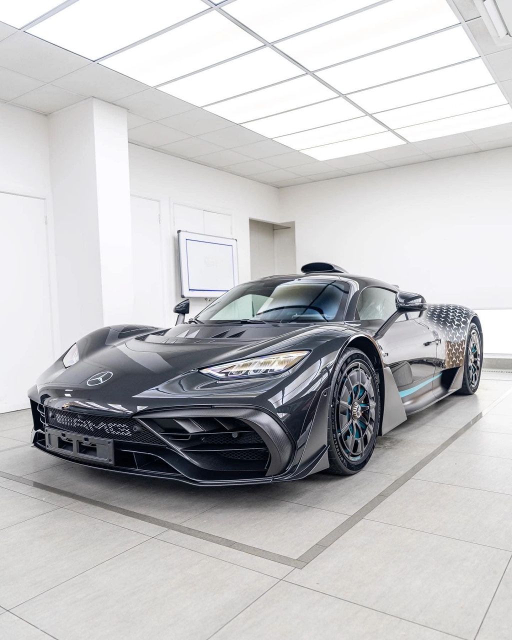 amg one 售价1800万 搭载1.