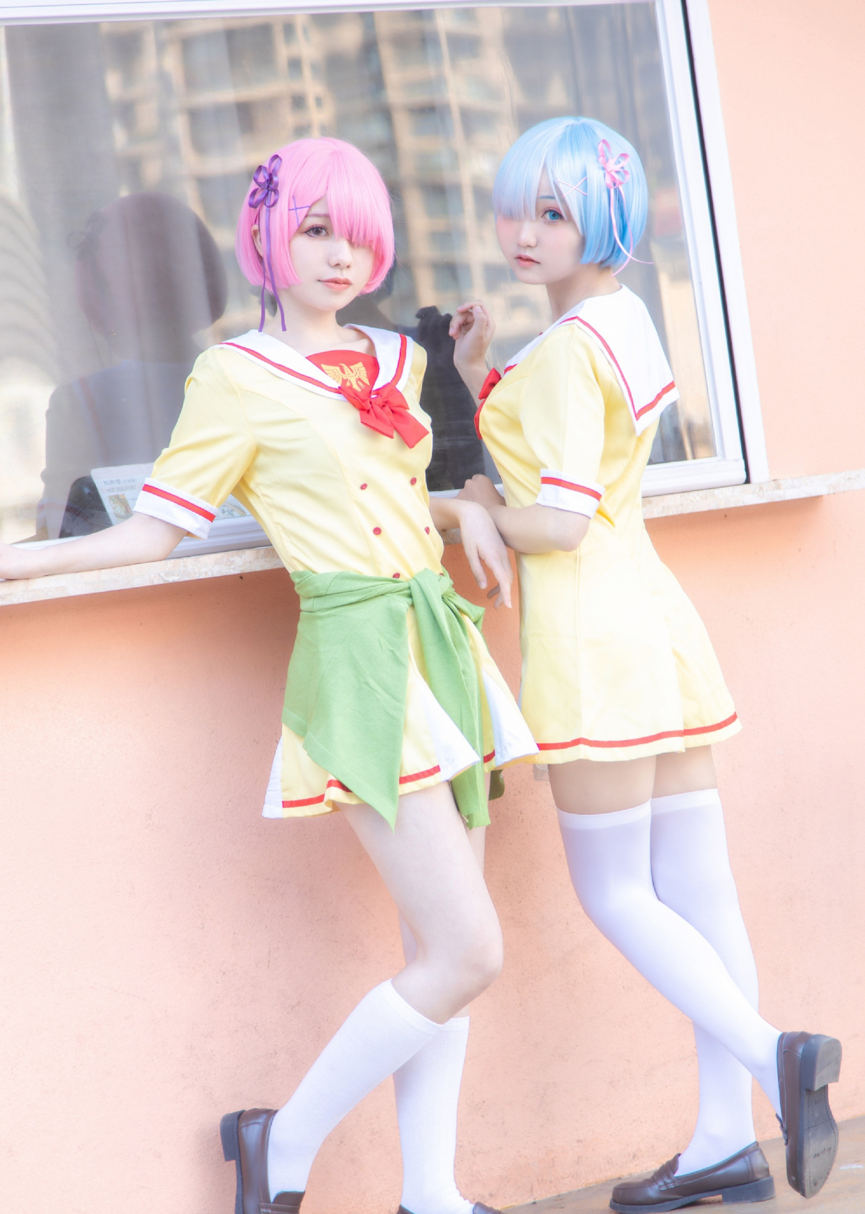 穿黄色水手服的雷姆与拉姆,搭配上白色丝袜,特别的清纯可人